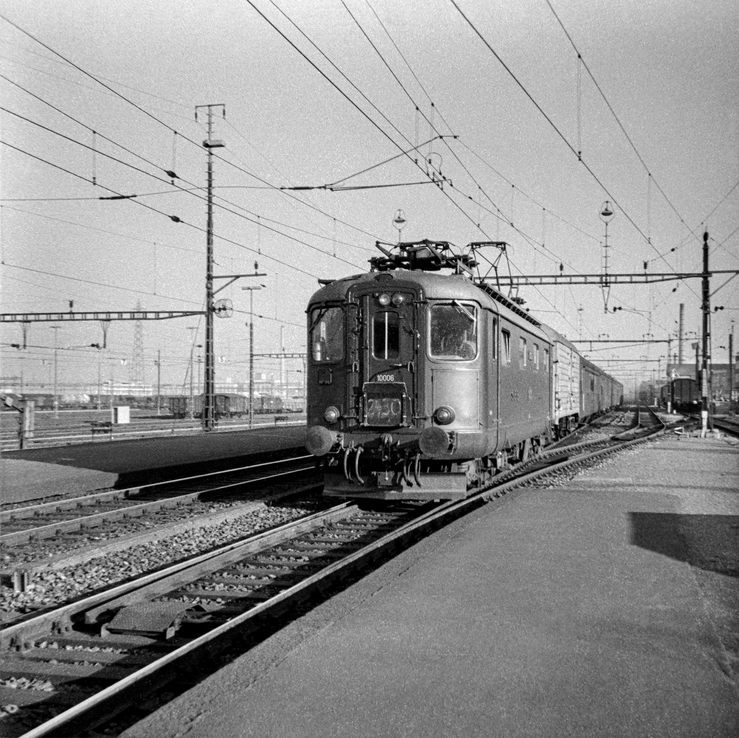 Re 4/4 I 10006 der SBB mit Personenzug. Muttenz 1971-07 **