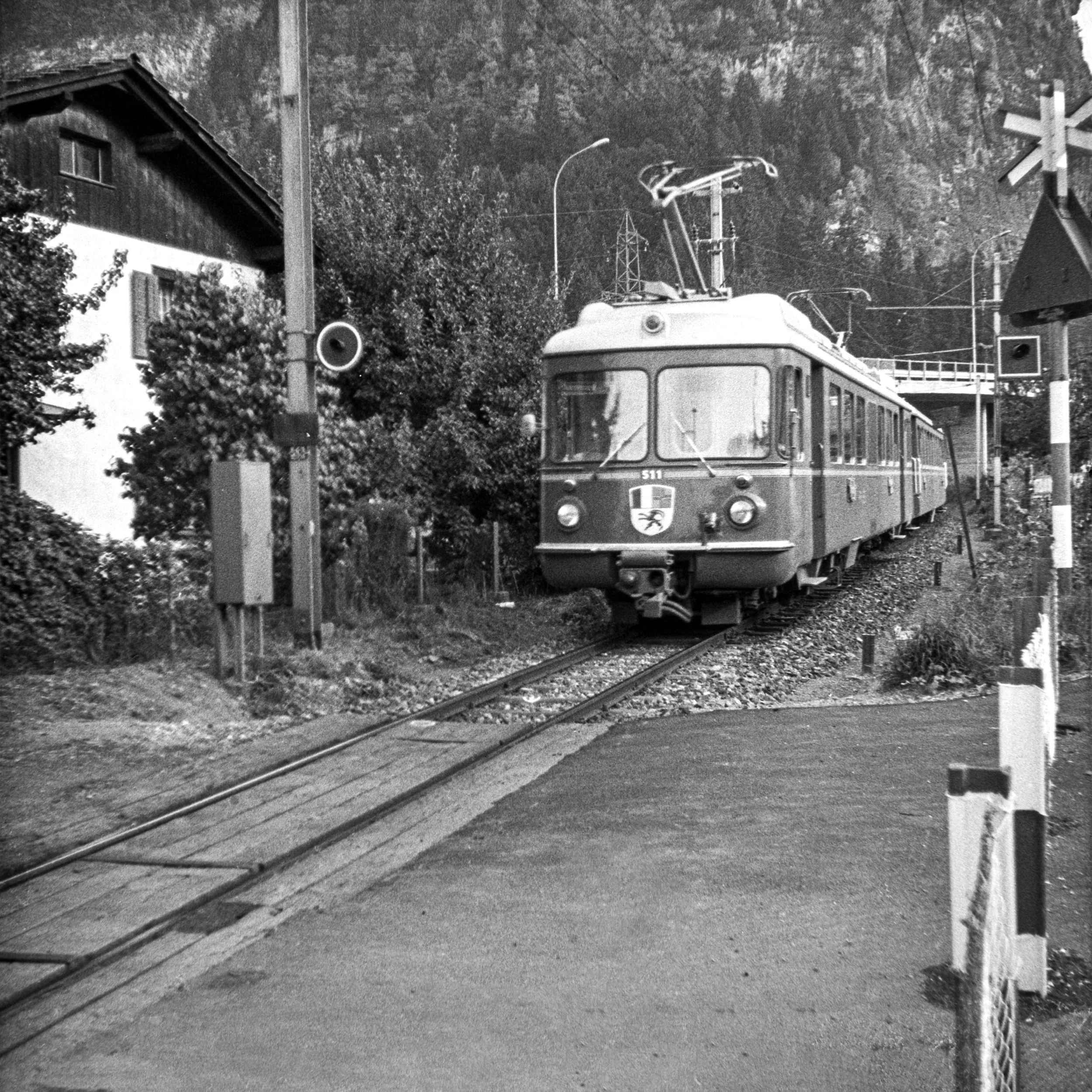 Neuer Vorortspendelzug der RhB kurz vor Thusis. 1971 **