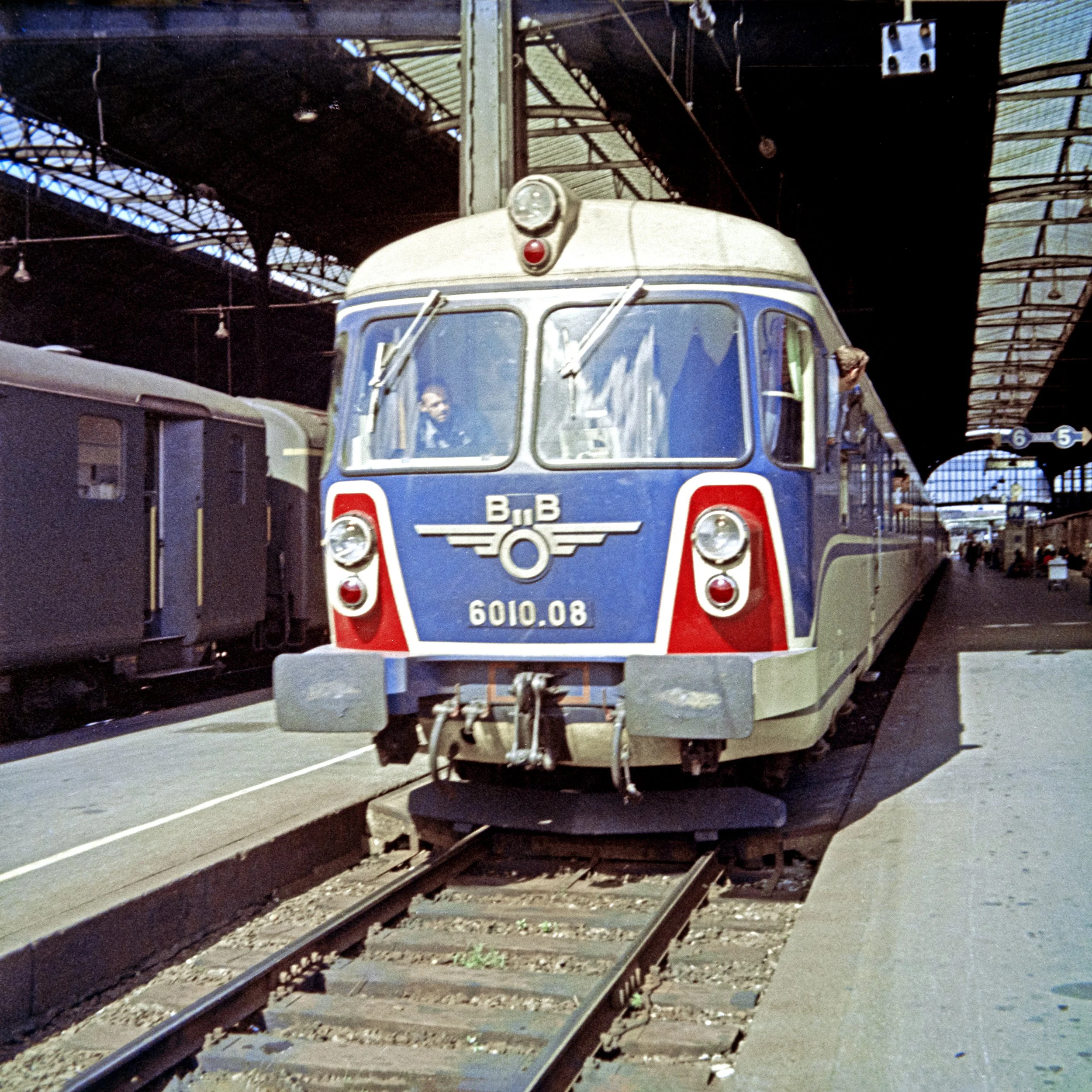 Transalpin Triebzug/ Steuerwagen 6010.08. Abfahrt nach Wien Westbahnhof. Basel 1971-07 **