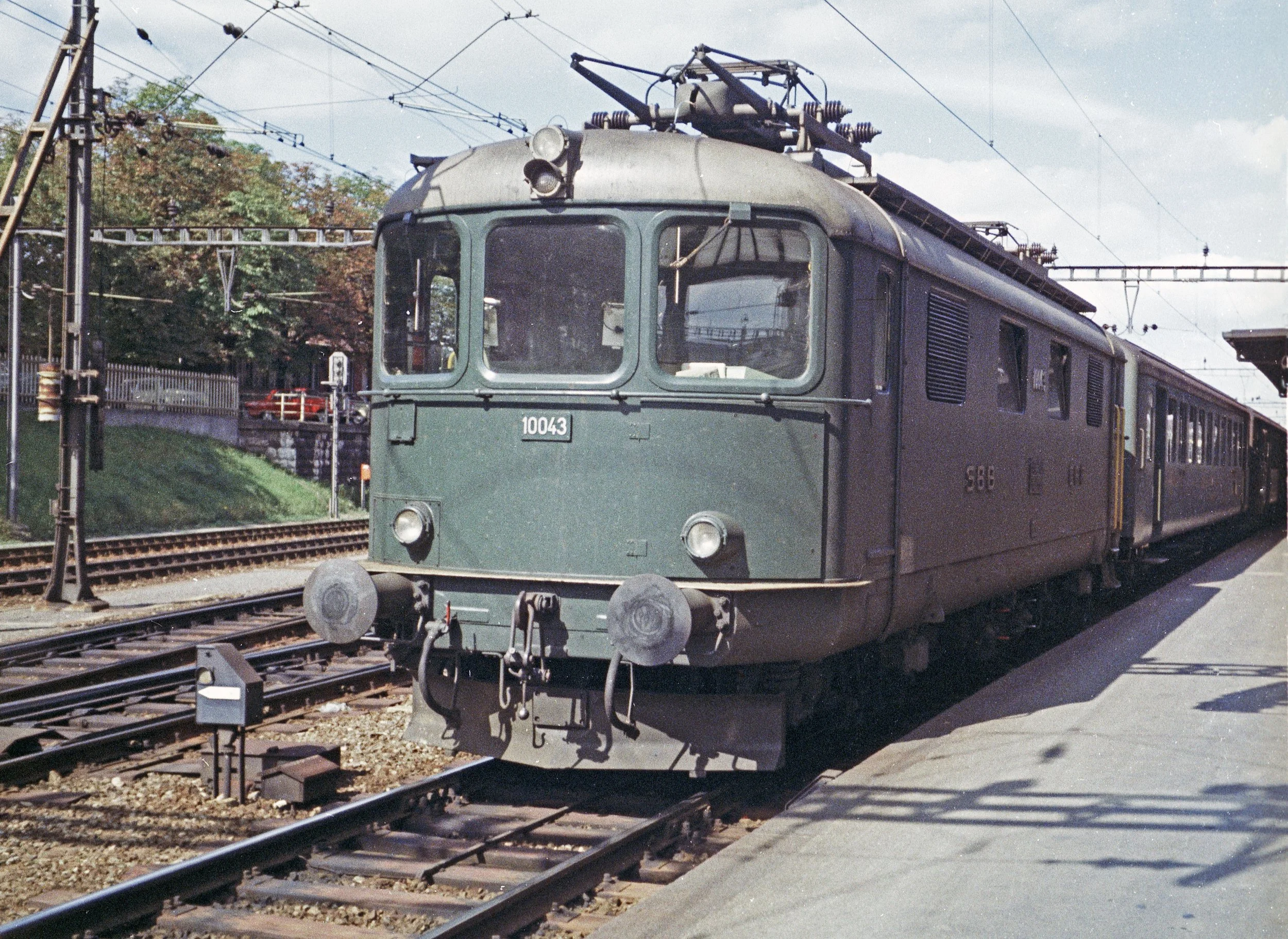 Re 4/4 I 10043 der SBB. Basel Sommer 1971 **