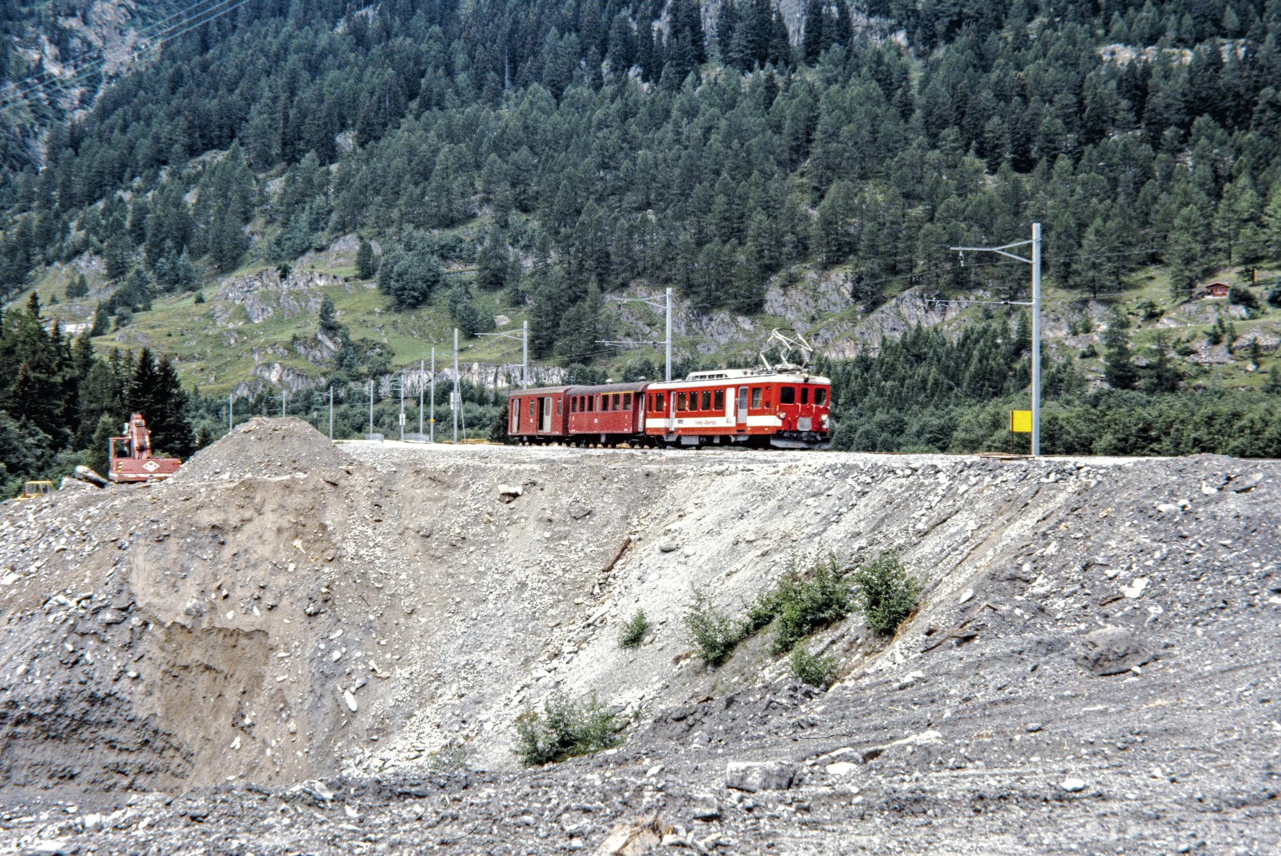 Neu: Kurzer Zug mit BDeh 2/4 zwischen Oberwald und Furkatunnel. 1982-08 **
