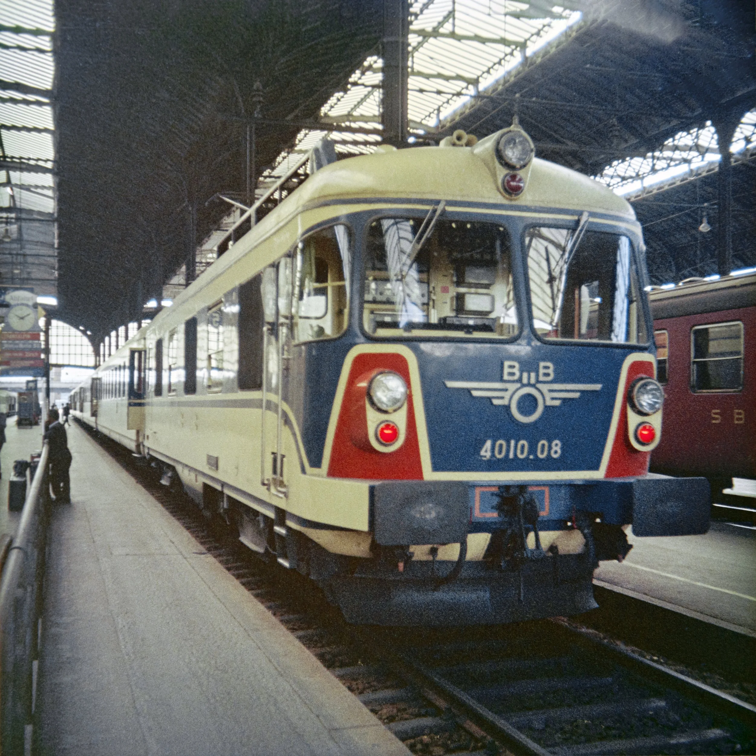 Transalpin Triebzug/ Lok 4010.08 mit Ziel Wien. Basel SBB 1971-07 **