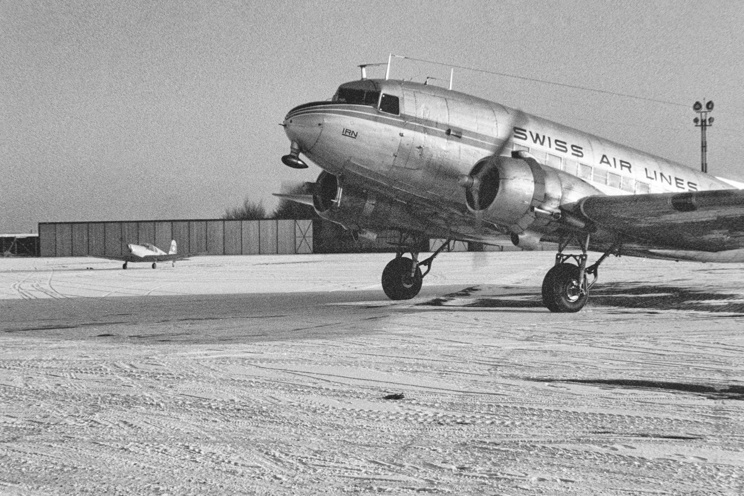 Swissair DC-3 HB-IRN 1956, Foto P. Kalt. Das Flugzeug steht heute im Verkershaus Luzern.