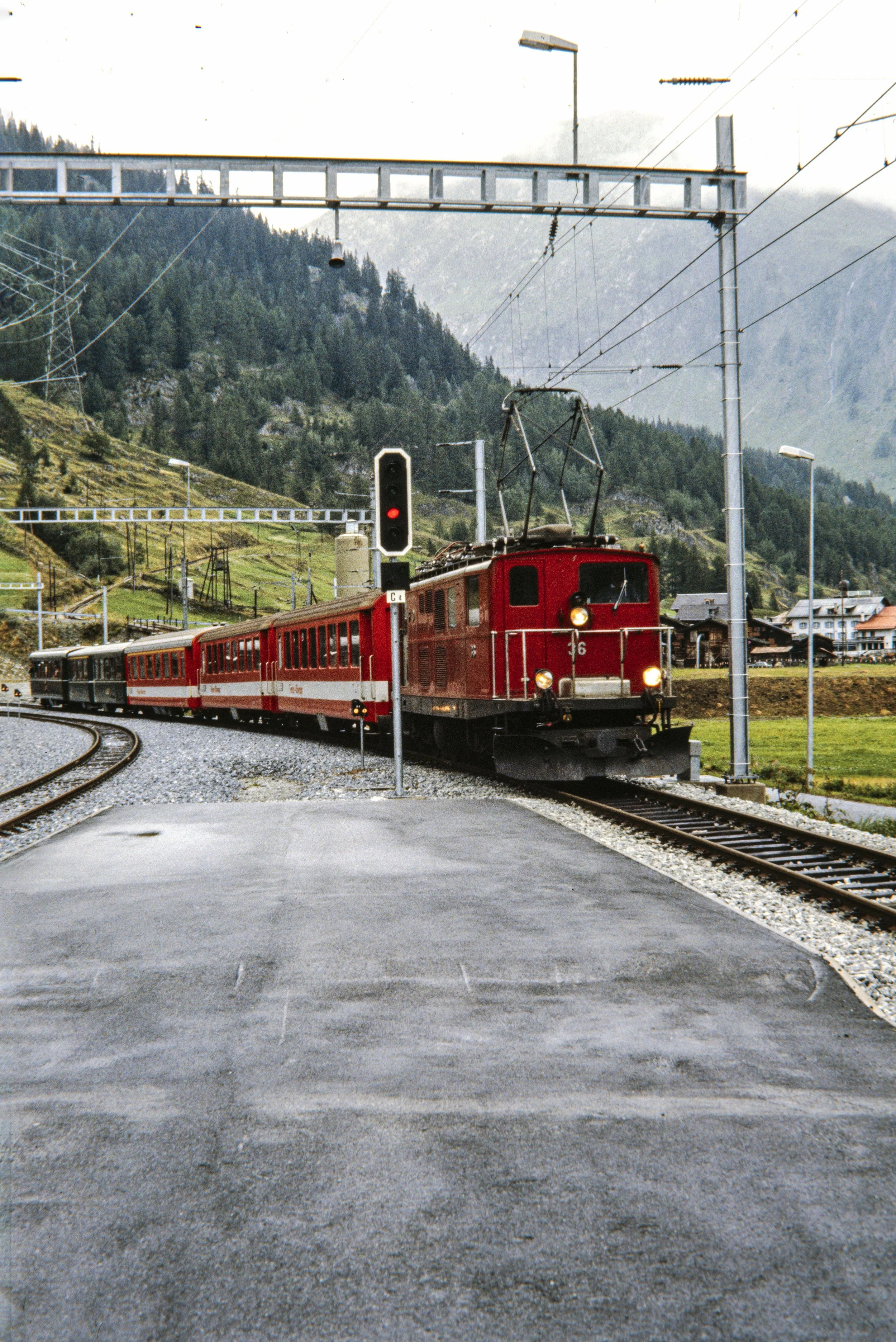 Neu: HGe 4/4 36 mit Schnellzug in Oberwald, 1982 **