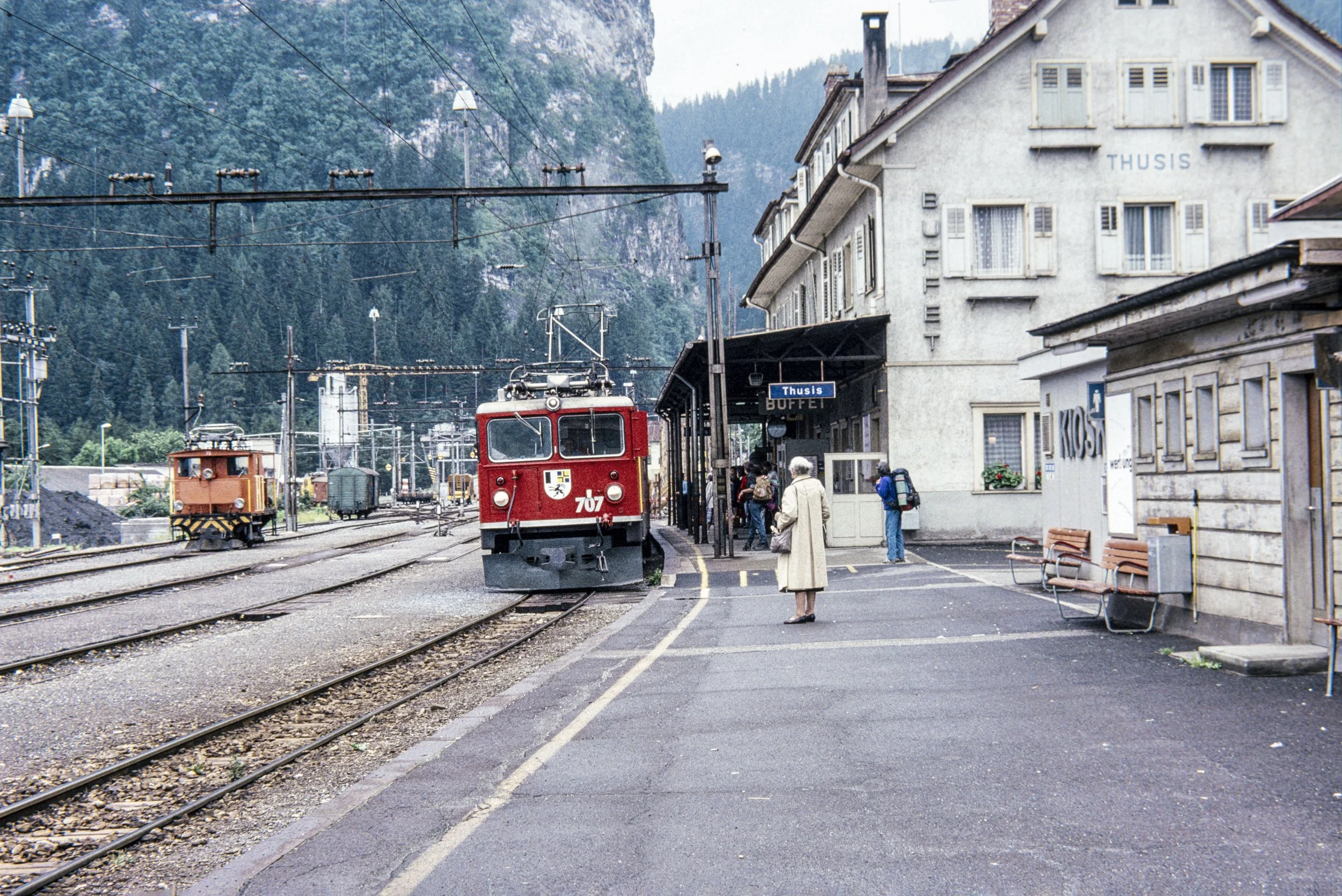 Thusis mit Schnellzug nach Chur, geführt von Ge 6/6 II 707. 1991-08 **