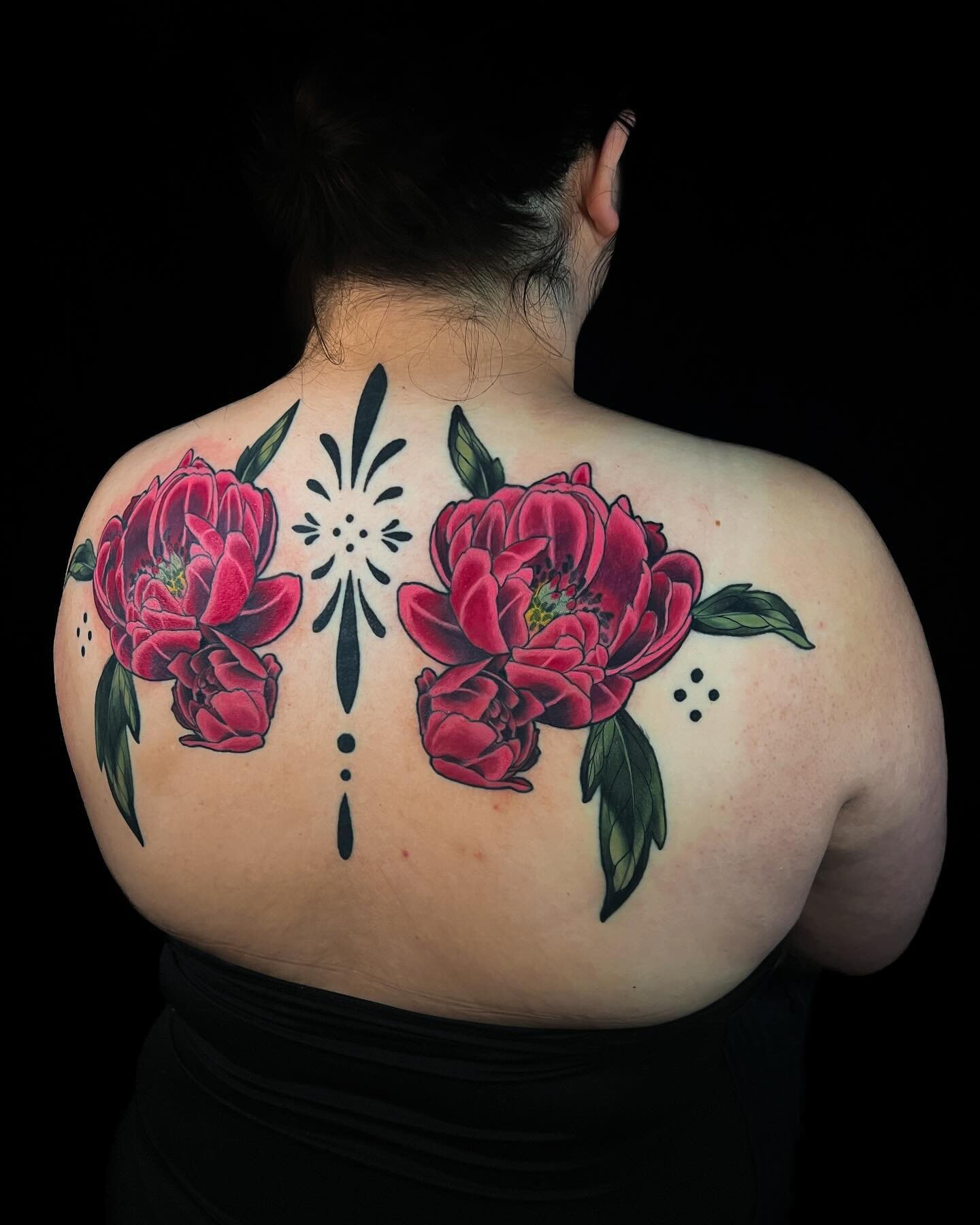 ꧁ 𝕻𝖊𝖔𝖓𝖎𝖊𝖘 ꧂
Tattooed these symmetrical peonies awhile back to match an existing sternum piece that I also tattooed on this client prior. What a fun idea! 
.
.
.
.
#ornamentaltattoo #ornamentaltattoos #symmetricaltattoo #floraltattoo #floraltat