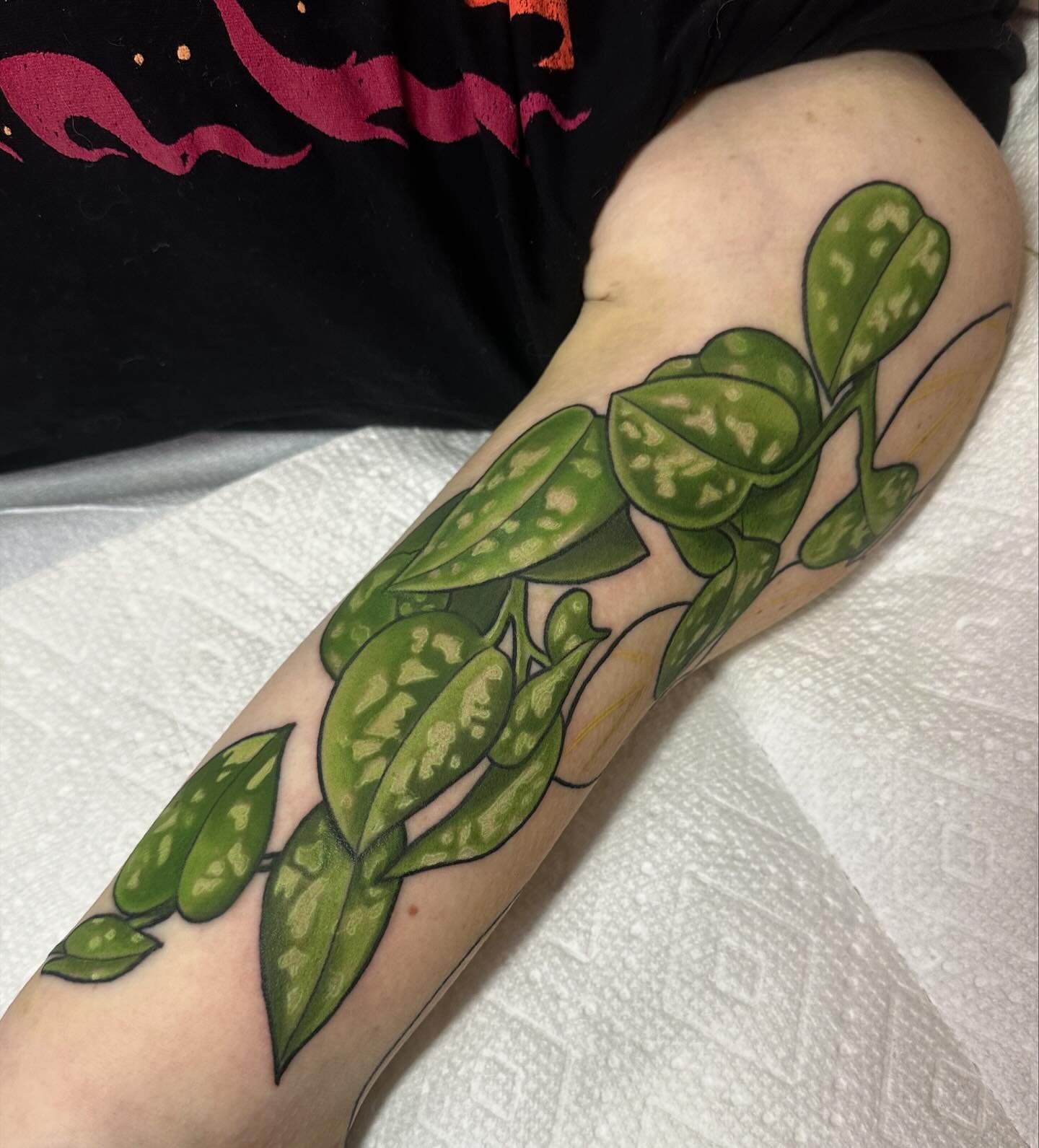 Progress on Rachel&rsquo;s houseplant sleeve! Scindapsus Exotica. 

I&rsquo;m slowly learning how to keep my stamina up during large projects! If you have tips for how you get through long hours of focus, drop them in the comments, please! 
.
.
.
.
.