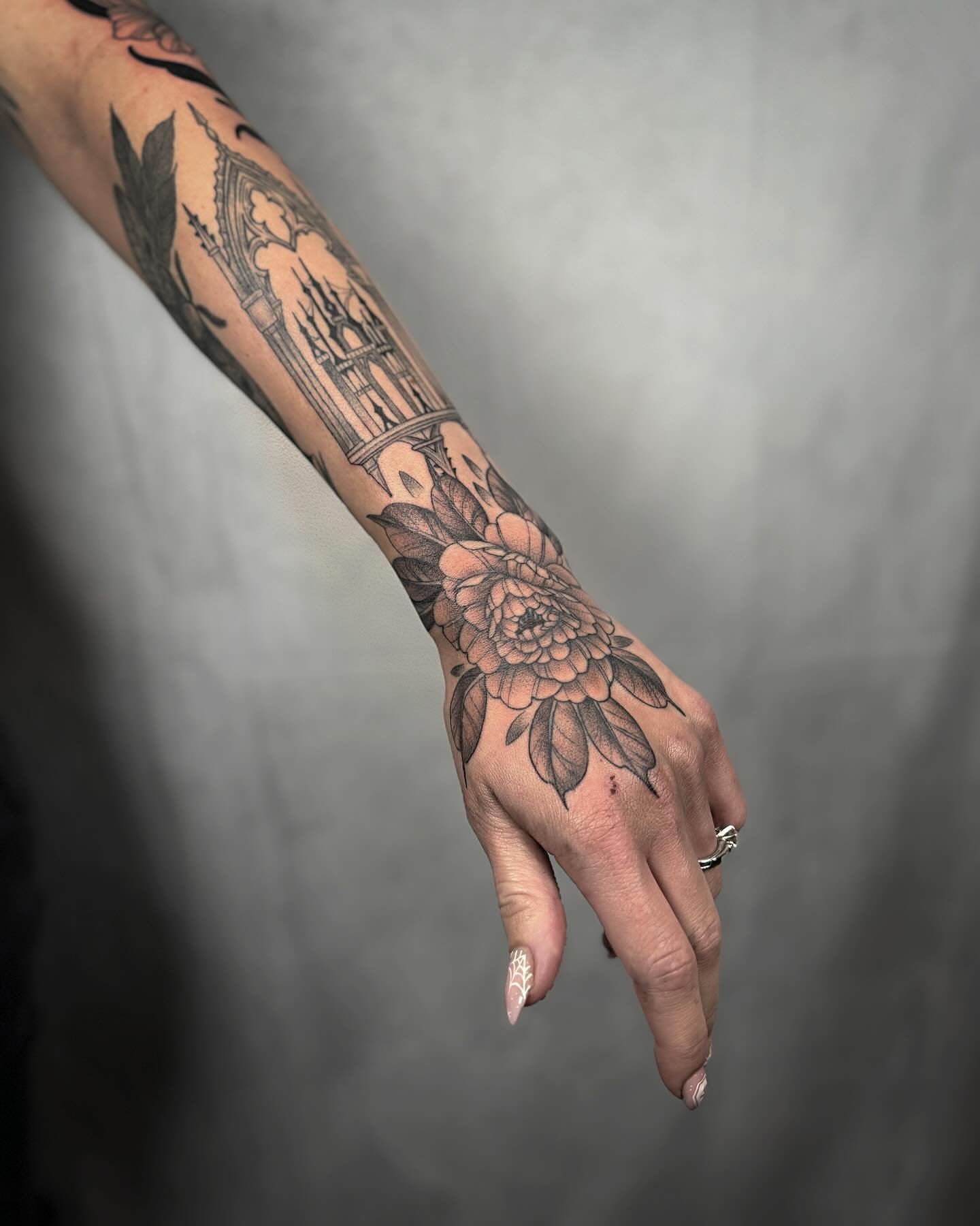 ▪️fresh + healed▪️

Got to finish this peony hand finally got @hair_by_meagneco ✨ Really really love this piece

Lined and gothic window are healed, shading on the hand are fresh! Stay tuned for a look at what piece we added to fill up the rest of th