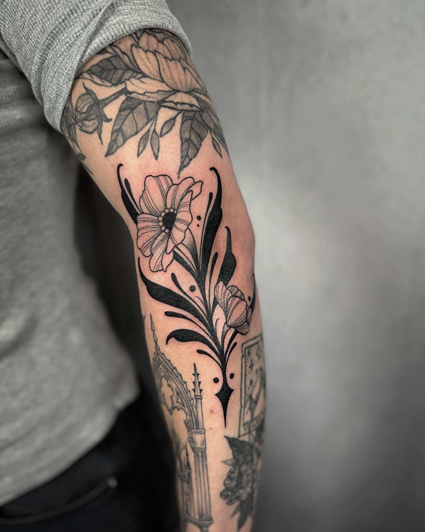 ▪️floral filler▪️

The newest addition to @hair_by_meagneco arm, that you can see in my previous post. Really diggin the placement and how this flows ✨ 
More ornamental floral pieces plz! 🖤

All surrounding work done by me, over the course of a year