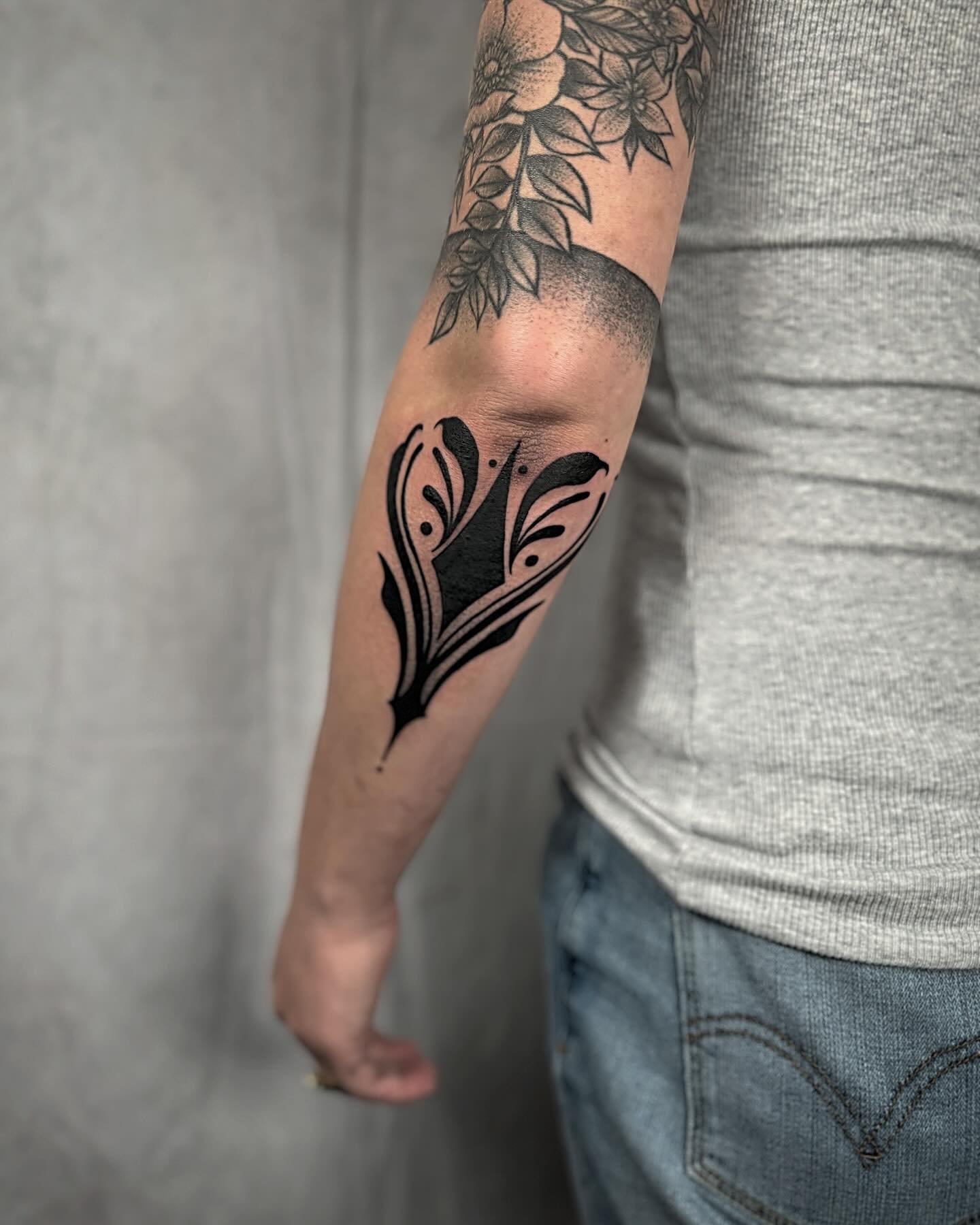 ▪️ornamental elbow▪️

The first of a matching set for Kyra! Can&rsquo;t wait to do the other side ✨

Would really love to do one of these on the back of some calves 👀 

(Surrounding work not done by me)

#ornamentaltattoo #blackworktattoo #oregontat