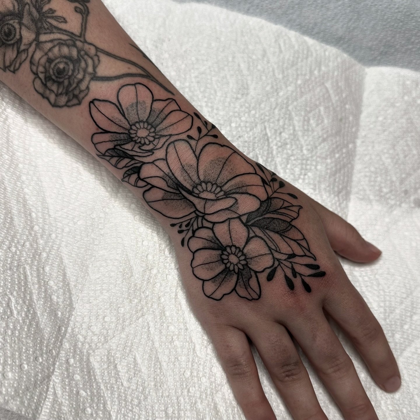 Flowers for Ally. Check out @allyghastly for beautiful tattoos!

#oregontattoo #eugenetattoo