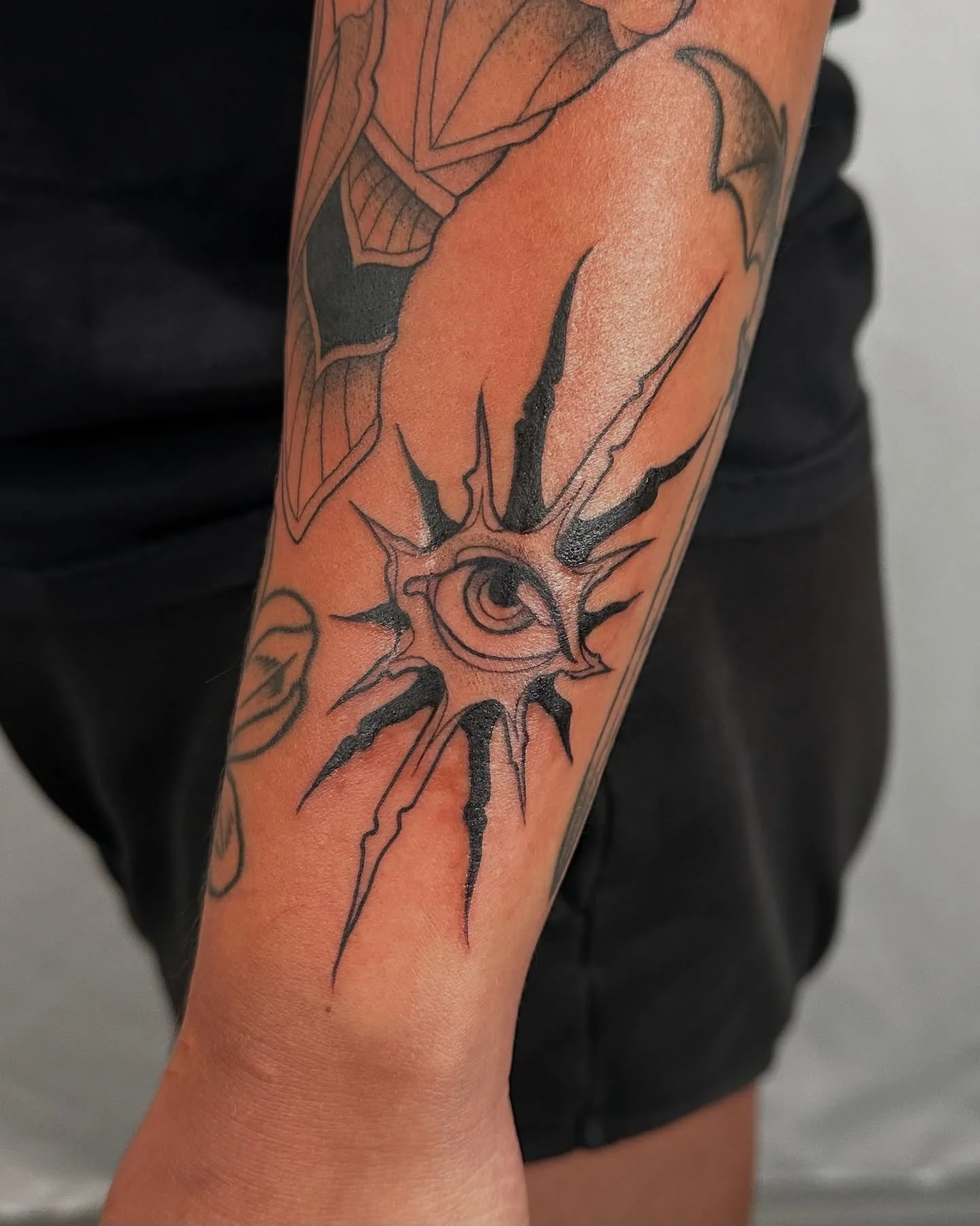 Love this lil star guy (not the glare so much) books are open btw =^&bull;.&bull;^=

#oregontattoo #eugenetattoo