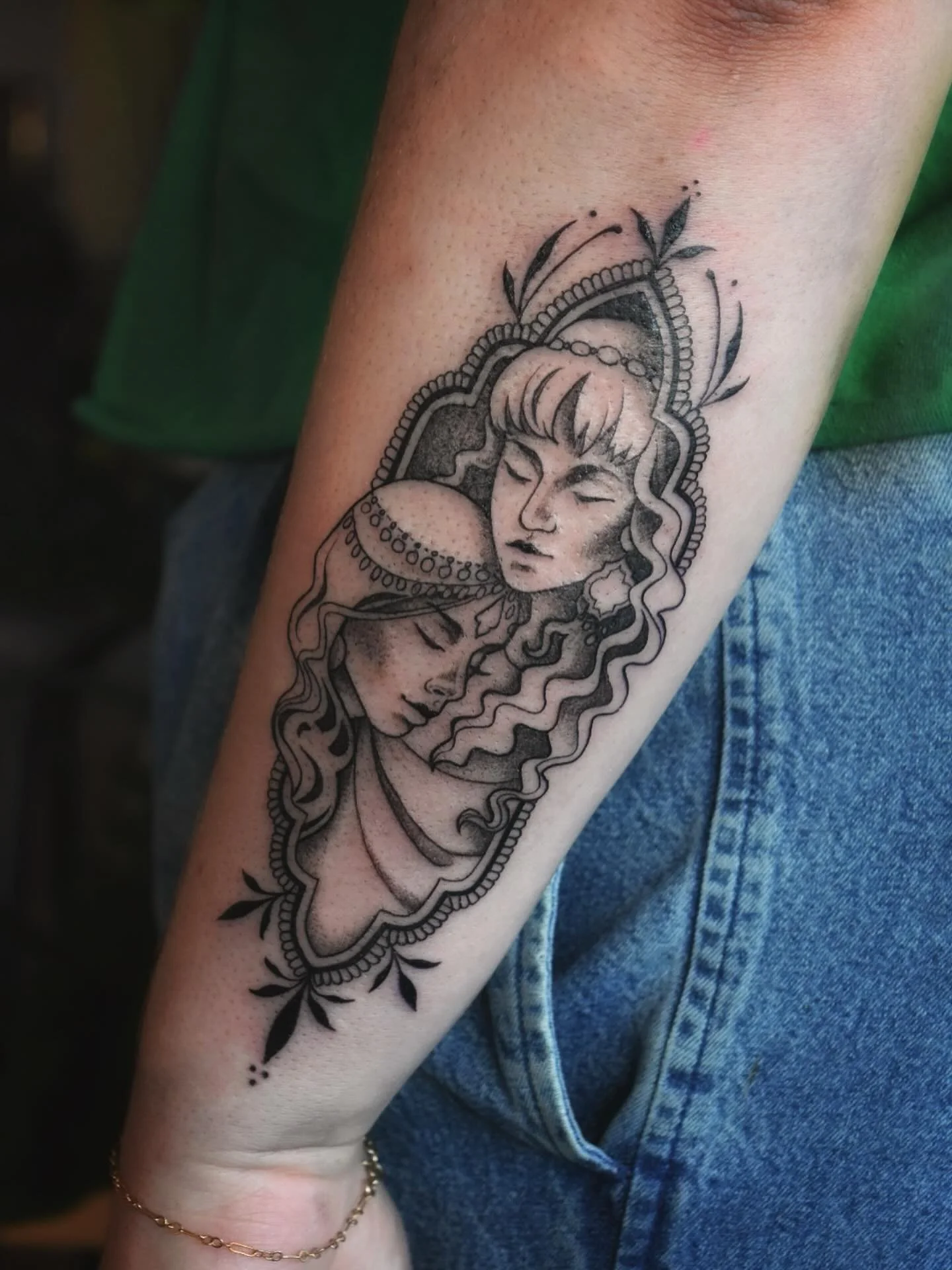 Special custom sapphic love piece 🖤 had so much fun getting to do these stylized portraits! Thanks for the request, Sage!✨

#sapphic #sapphictattoo #queertattoo #queertattooartist #ladyfaces #ladyfacetattoo #illustrativetattoo