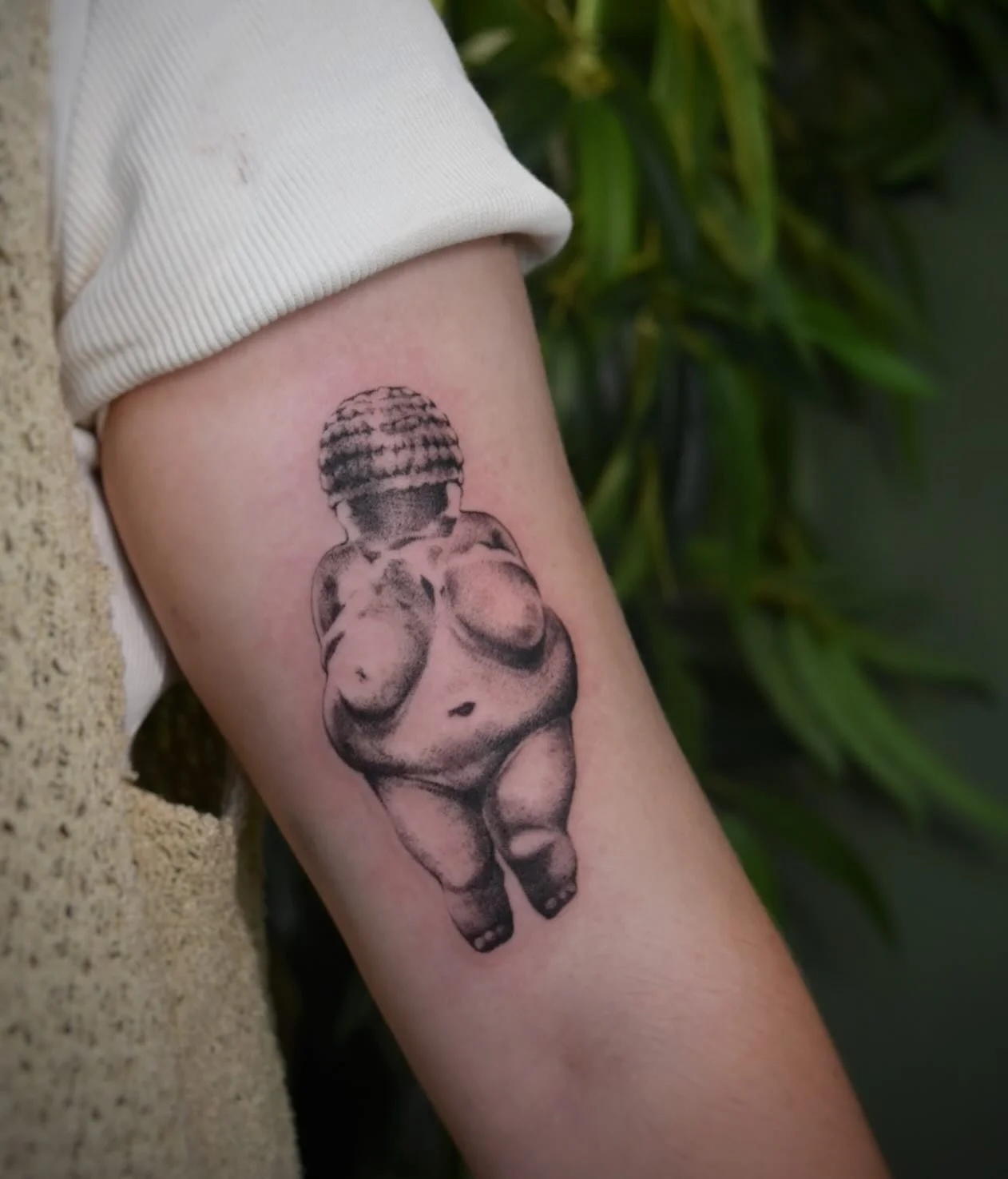 Venus of Willendorf🖤 Remember dears, theres no weight or shape prerequisite for being an absolute ✨goddess✨- go be divine ~

Done at 4.4&rdquo; tall, true to sculpture size!

*Design is available in my predrawns

#venus #venusofwillendorf #arthistor