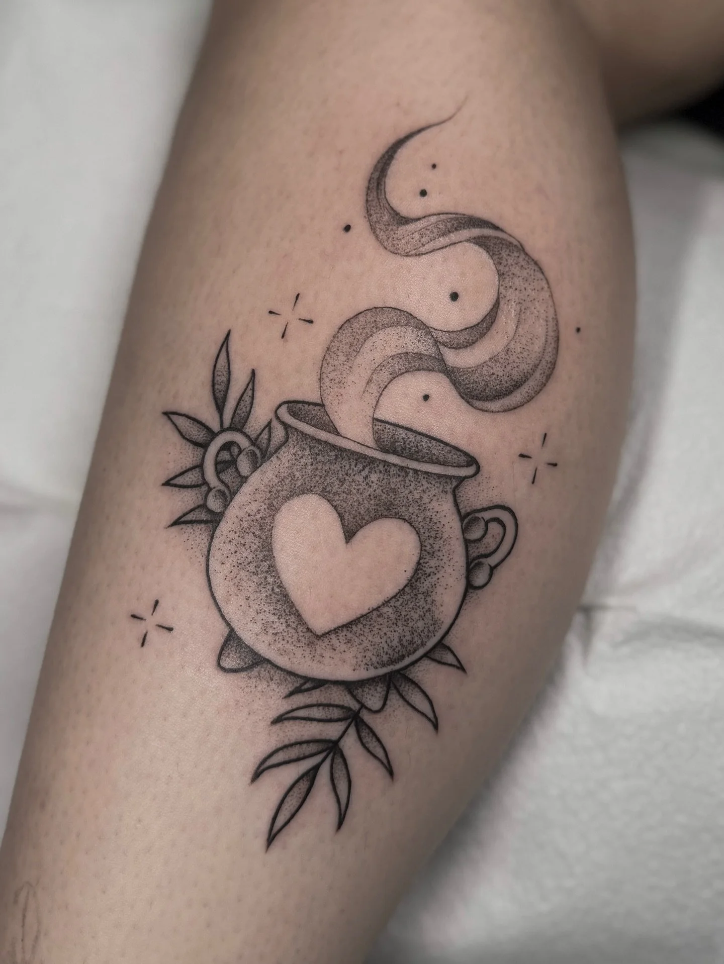 Got to do this cute but spooky witch cauldron flash 🖤🖤 

#pdxtattoo #witchtattoo #tattoo