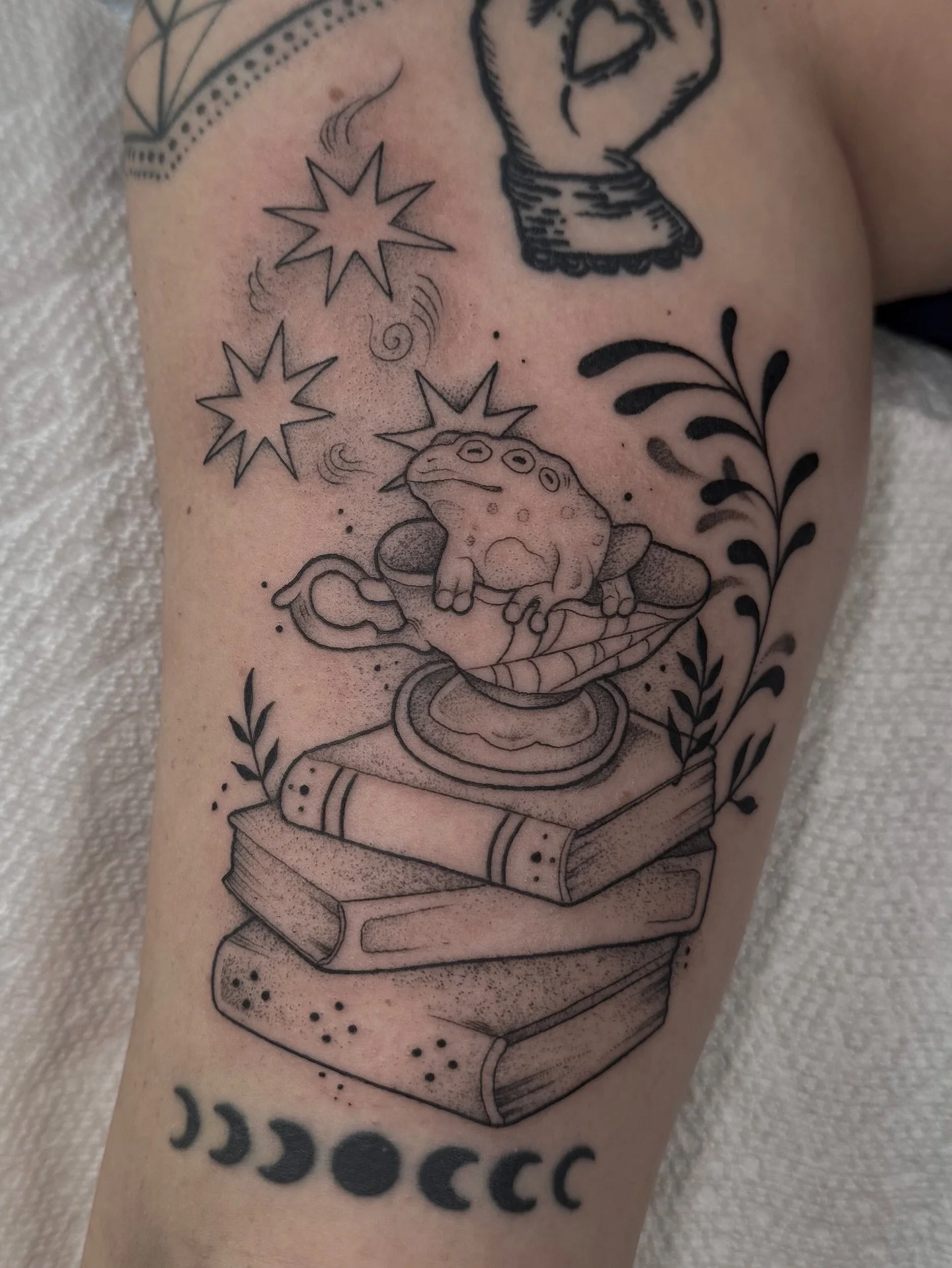 My client requested a multi-eyed frog with witchy and magical vibes 🌞

#oregontattoo #eugenetattoos #tat