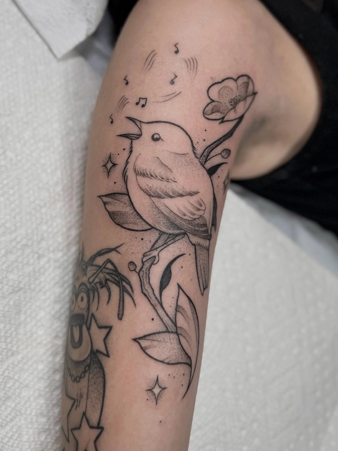 This client is a friend of mine❤️ she said &ldquo;just make me something that reminds you of me&rdquo; 
She&rsquo;s a gentle but fiery soul who loves to sing- so I thought a singing warbler tattoo was perfect for her.
All tattoos of birds will be 20%