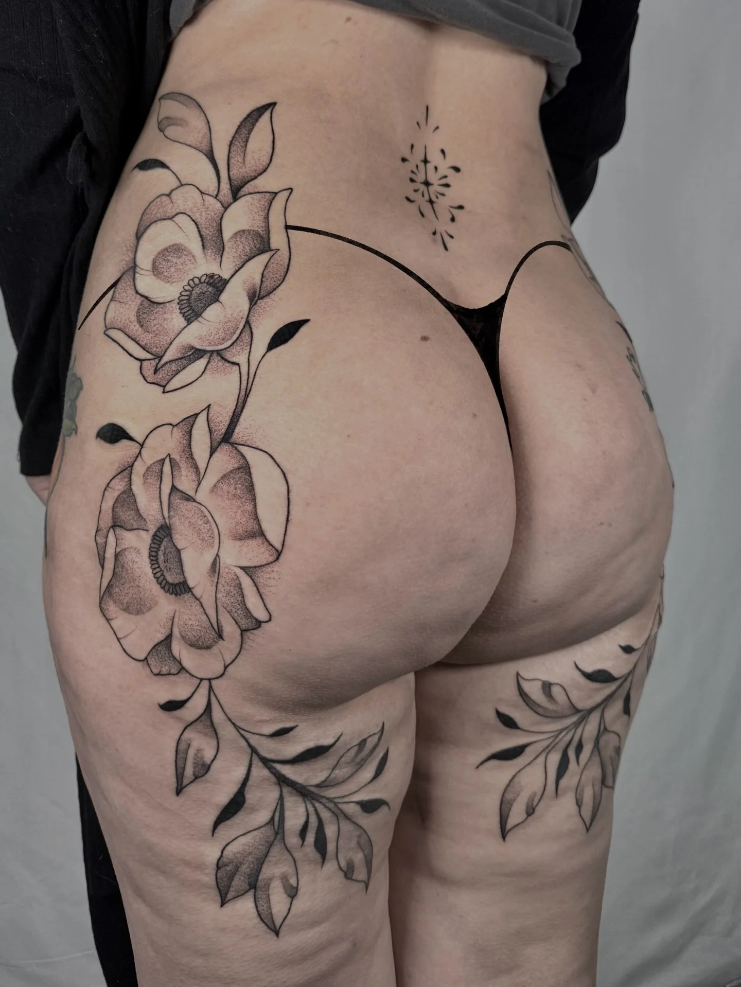 Lines healed, shading fresh on these symmetrical hip ornaments including design on the center of the lower back ❤️🖤