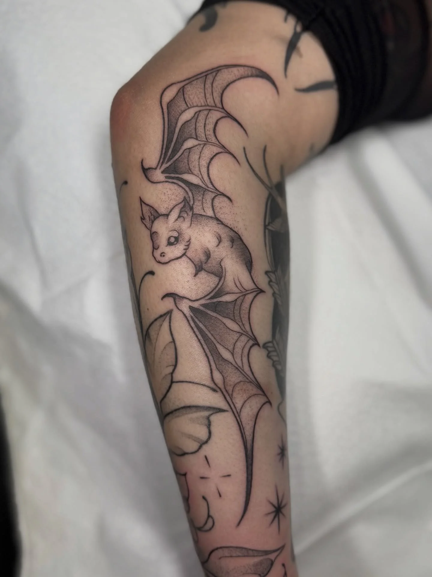 Gap filler day! We did this super cute bag and added some extra sparkles and leaves in the smaller spaces. Owl is healed🖤