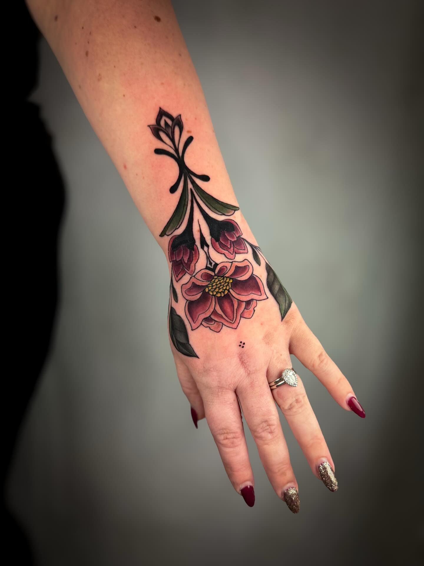 Had such a fun time with this decorative floral the other day! I will absolutely be creating more of these in the future, (and hold tight because it sounds like she wants another one on her other hand 😜)✨