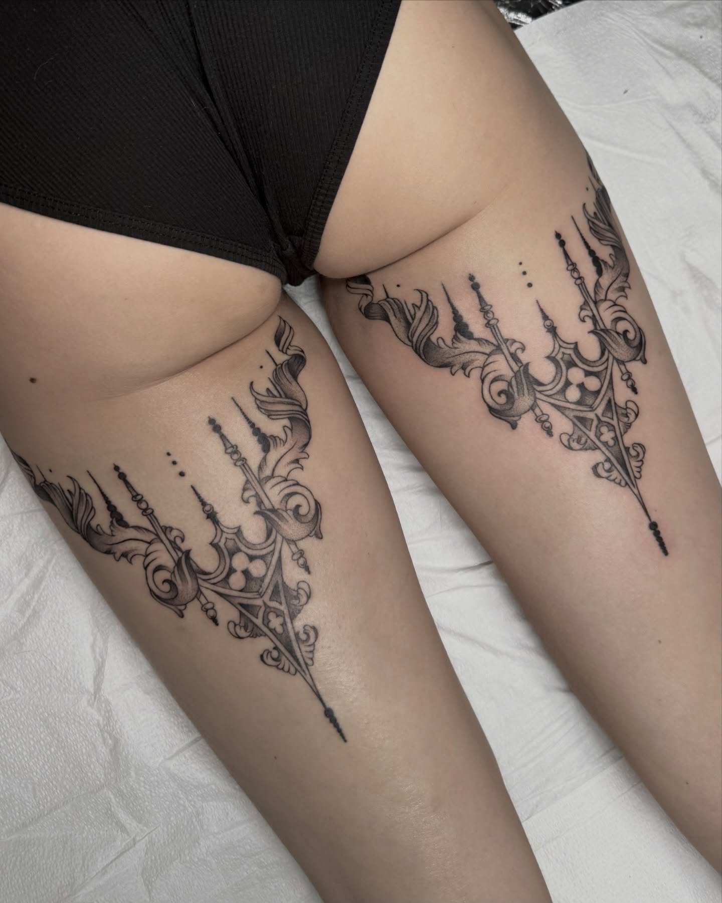 Even though this architectural piece has less organic elements than much of my other work- we were still able to give it less rigid shapes by adding the flows of curves of some filigree shapes ✨