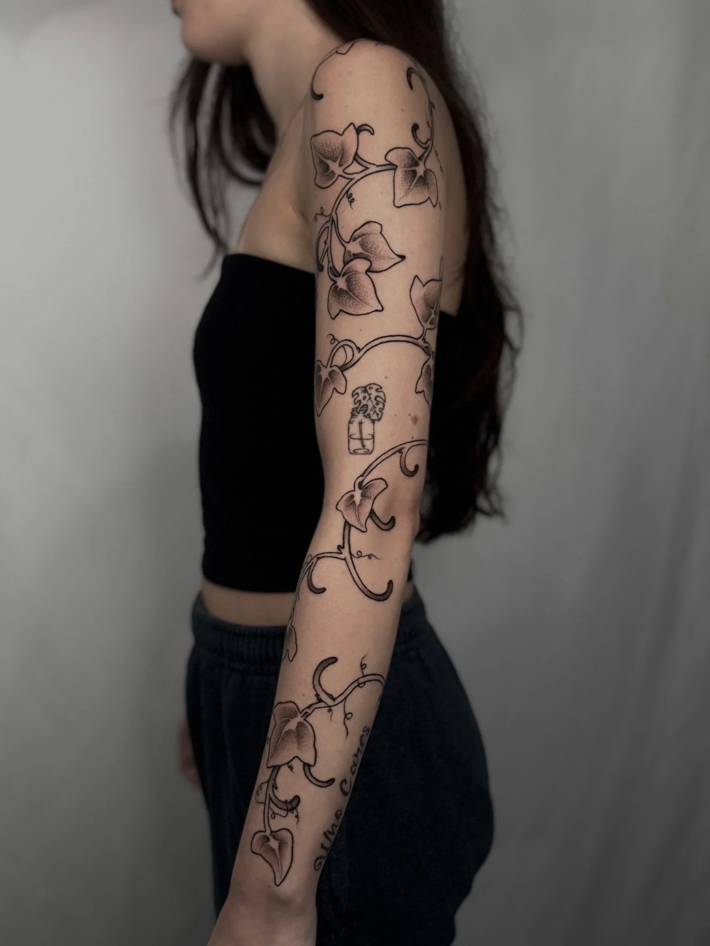 Finished this vine tattoo sleeve today :) some relaxing shading was just what I needed🖤
lines are
healed and shading is fresh