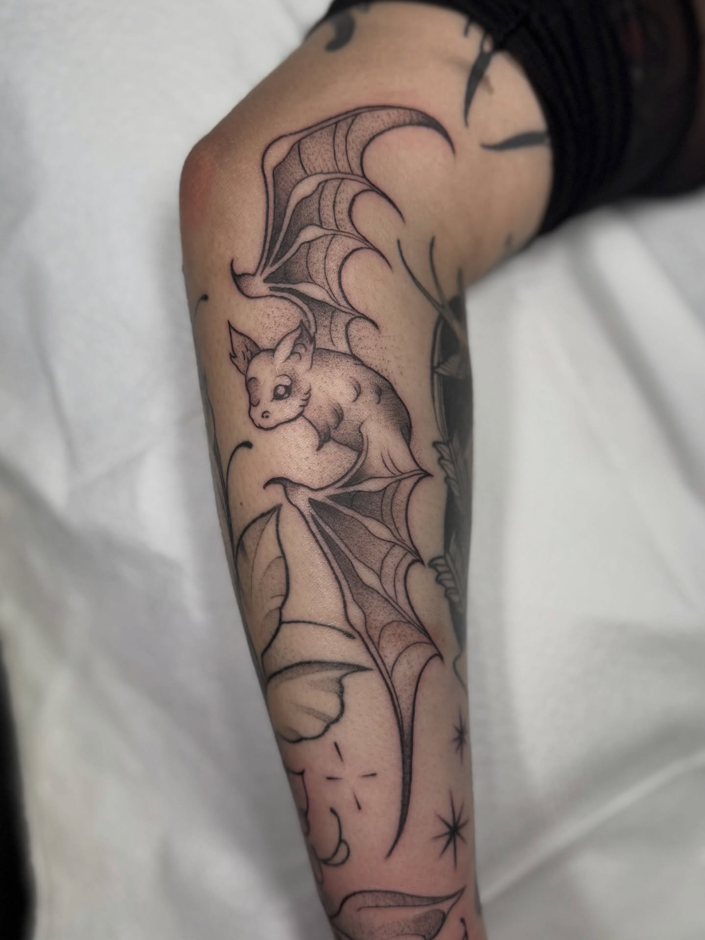 Gap filler day! We did this super cute bag and added some extra sparkles and leaves in the smaller spaces. Owl is healed🖤