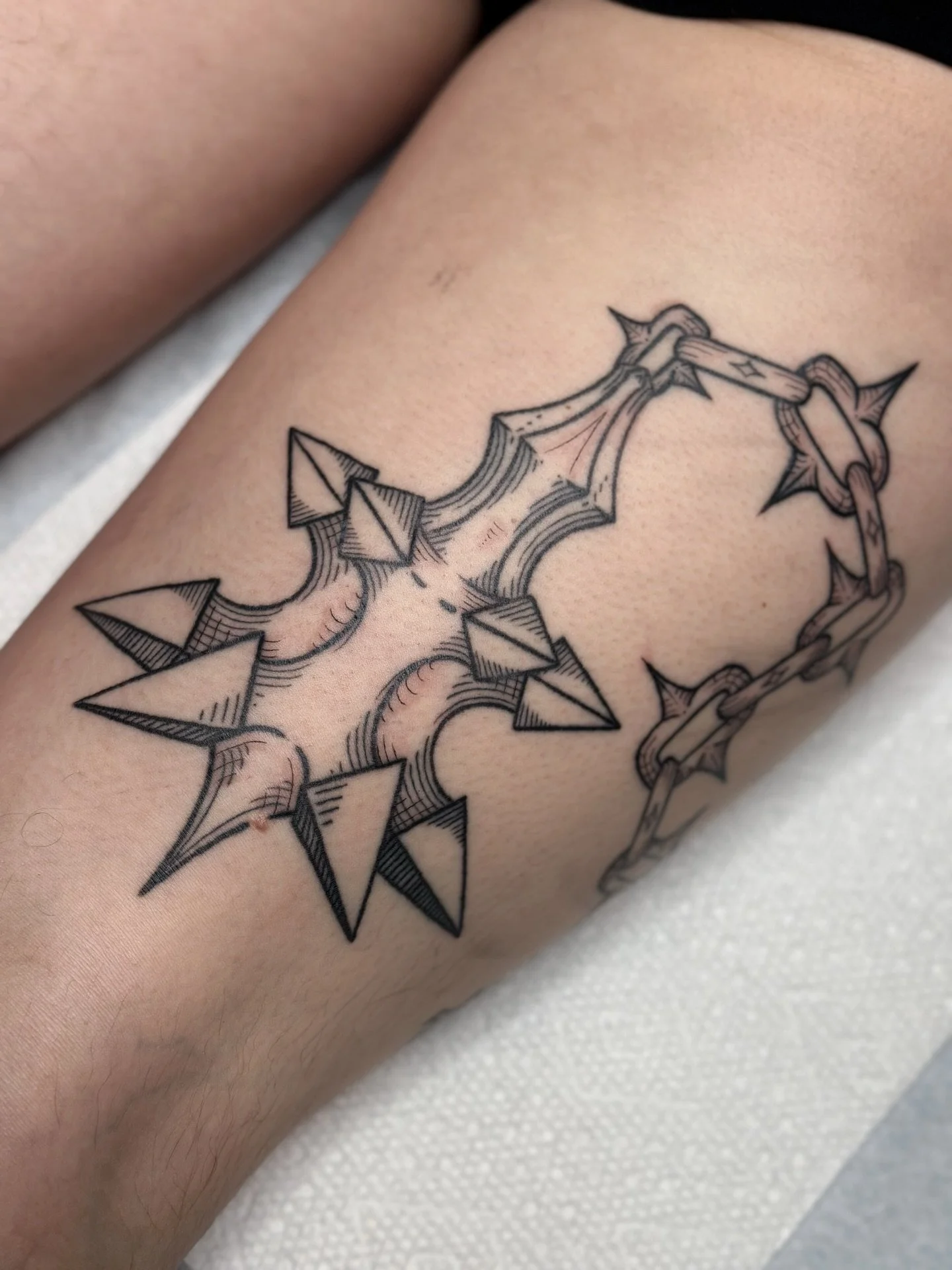 Witch Kings Flail for Violeta 🗡️
All outlines are healed and most of the etching as well! I adore how this healed up and I can&rsquo;t wait to see the chain shading settled in as well. 

I&rsquo;d love to tattoo more weaponry! Send me your ideas and