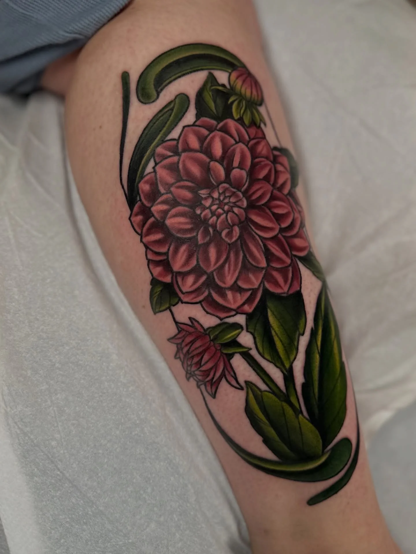Pre-drawn ornamental dahlia in mauve tones. Lines healed, color fresh. Thanks, Ally! We made it through a very twitchy spot. 
.
I am now booking May and June! 
.
.
.
#oregon #eugeneoregon #tattoos