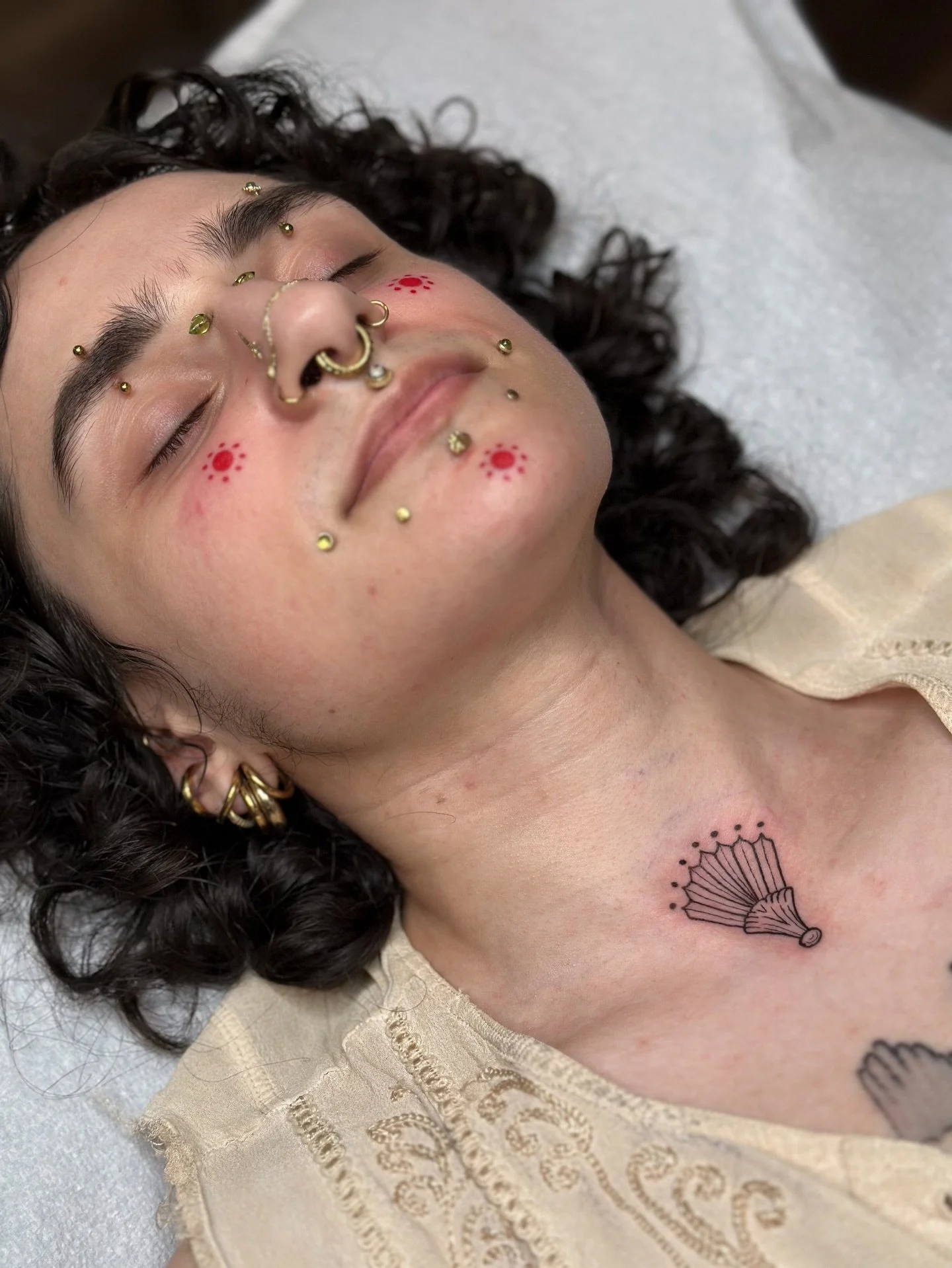 ✽Mycenaean face adornments for Adrian✽
My first time tattooing some else&rsquo;s face and I&rsquo;m in love! Thank you so much for the trust with this special project. 

Next we will continue the neck adornment into a beautiful chest piece 

✽ Bookin