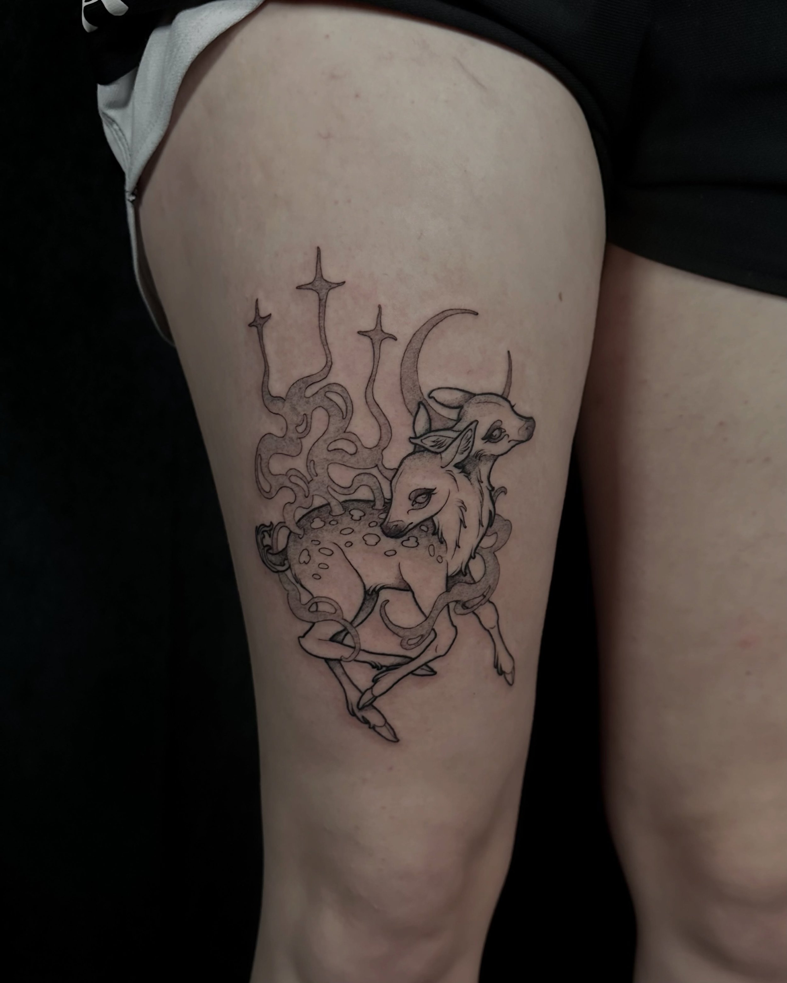 Spooky, celestial fawn for Kenna. Would love to do more freaky/weird designs (:

#oregontattoo #eugenetattoo