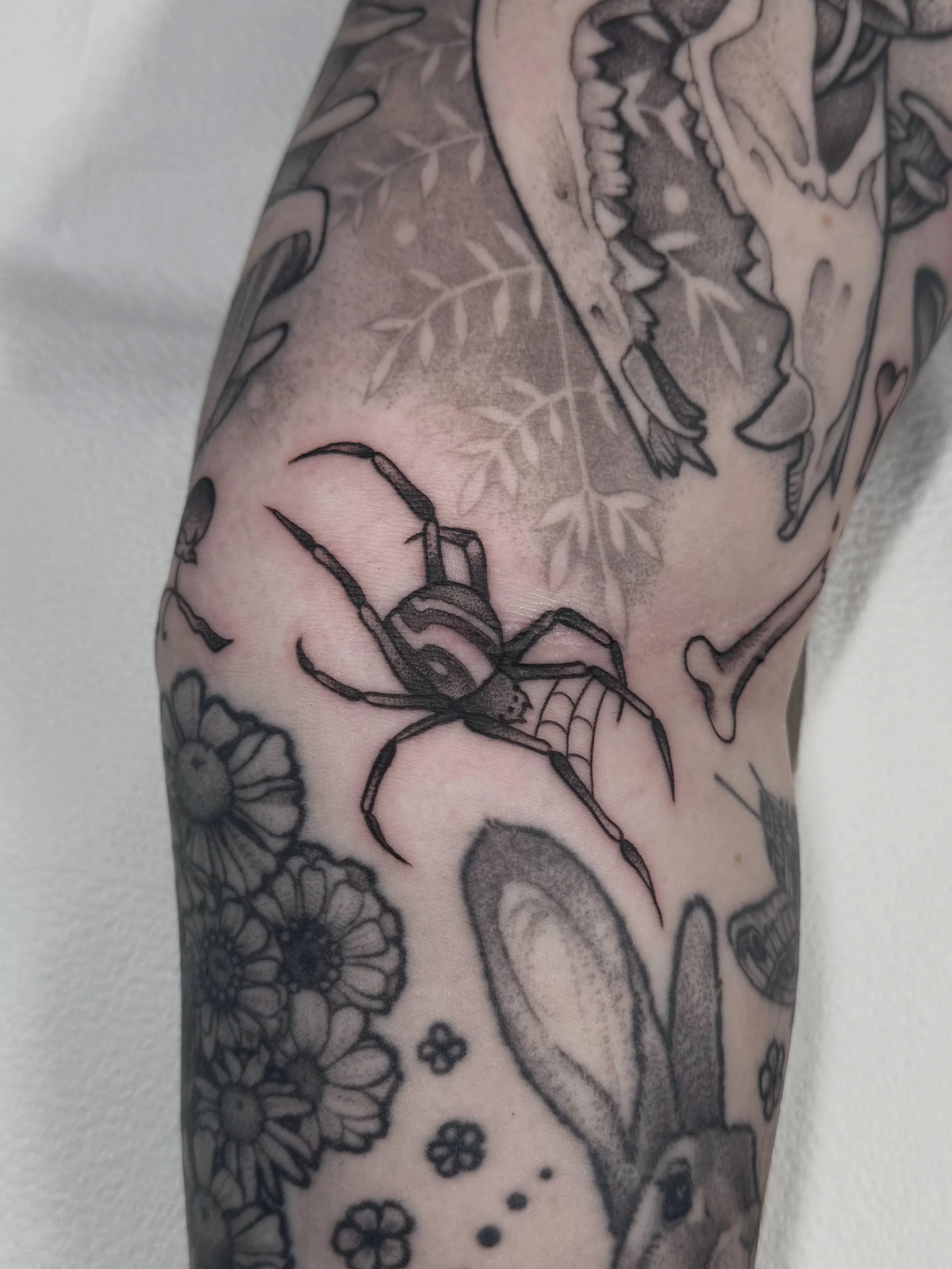 Got to do these fun gap fillers and finish off this patchwork sleeve done by myself and @xandria.tattoos ! Which mini tattoo is your favorite?