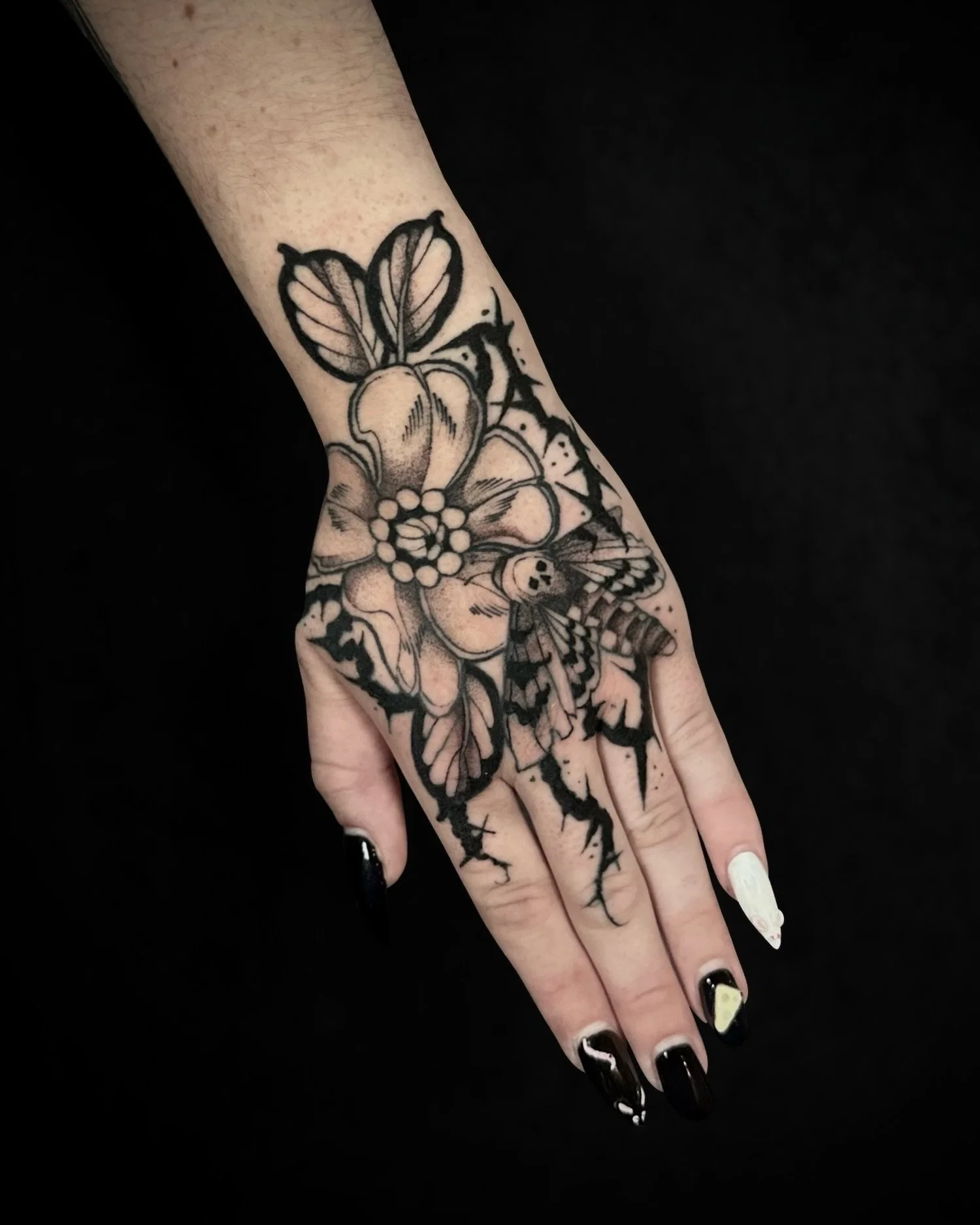 Floral hand for Lizzie 🤍 peep the rat nails I can&rsquo;t get over them. Thanks for the trust!

#oregontattoo #eugenetattoo #portlandtattoo