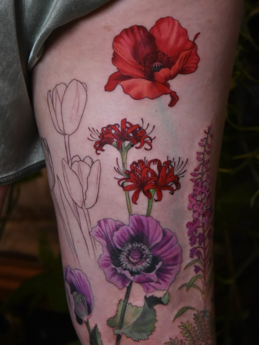 Progresssssssss &hearts;️ 
Varying degrees of healed botanicals + fresh fireweed, red poppy, Jacarda(only half-colored), and spiderlily. We&rsquo;re not even halfway done with this project, so stoked to continue  working our way up! Projects like the