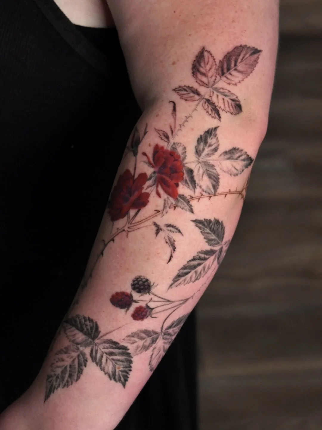 Part fresh, part healed 🥀🖤

So in love with the blackberry/rose combo, and how the reds tie it all together ❤️ black and grey with a little color thrown in? Magical✨

Books are currently open, now booking December-February. Inquiry form is in my bi