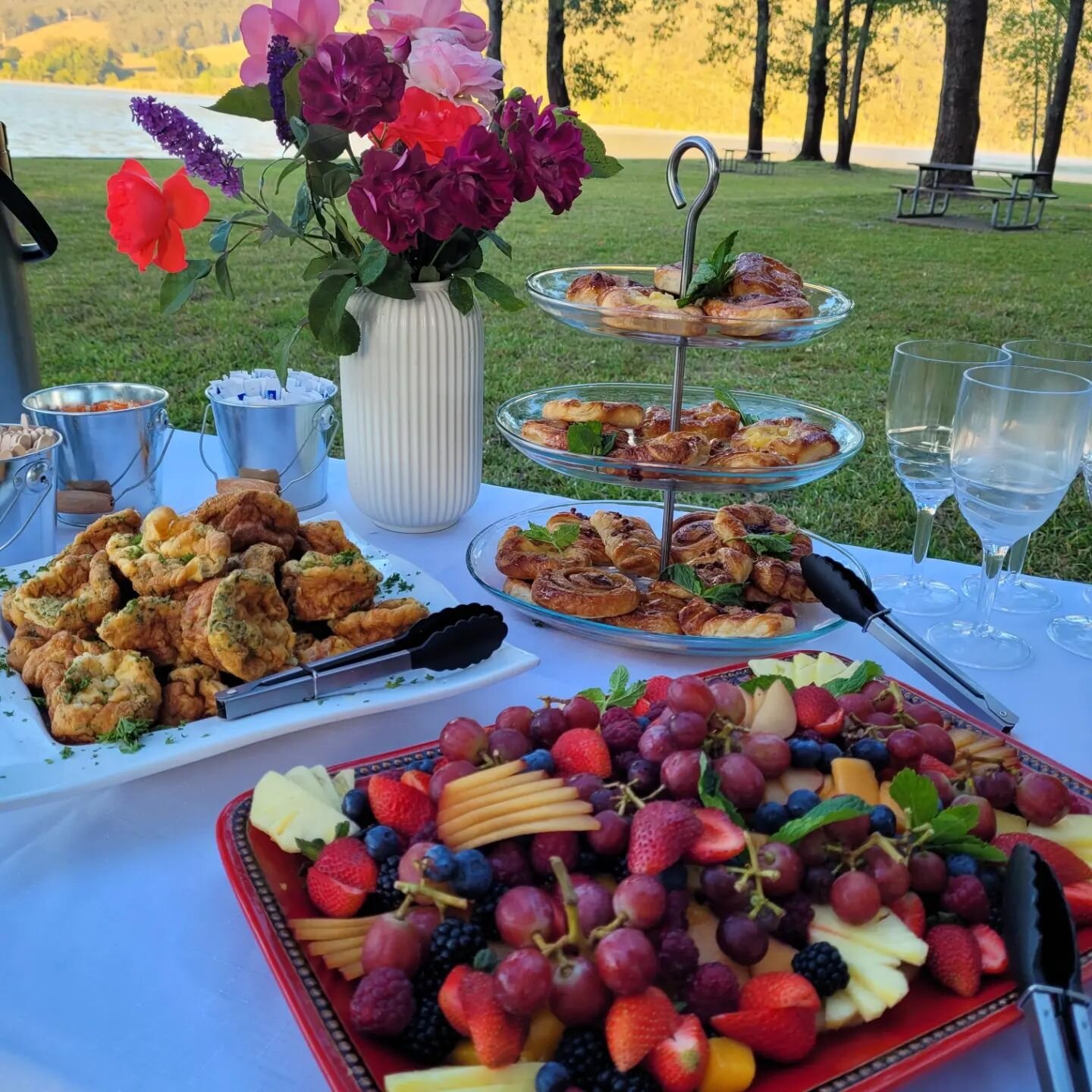 Champagne breakfast to kick off Khancoban Angling Club Ladies Day Fishing comp this morning. 🥂🎣

#khancobananglingclub #khancobanalpineinn #courabyrawines #hobiessportsstore #pickledparrot_providore #champagnebreakfast #snowymountainsnsw #snowyvall