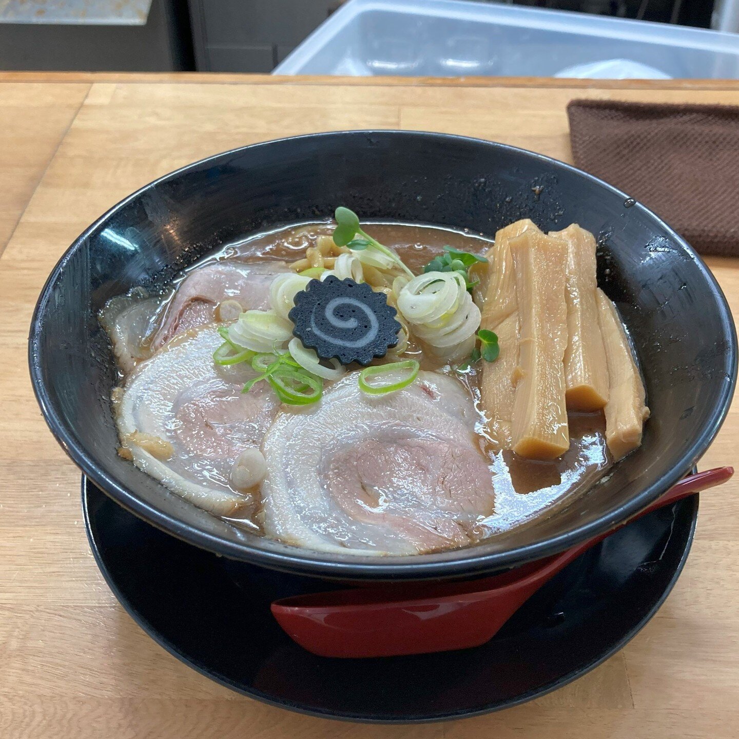 Sakana Tonkotsu Ramen at Butanohoshi in Amagasaki.
Completely wild, thick and funky tonkotsu ramen with clear Muteppo DNA. A must visit for every tonkotsu ramen fan that goes to the region around Osaka.
Full video review now up on my YouTube ramen ch