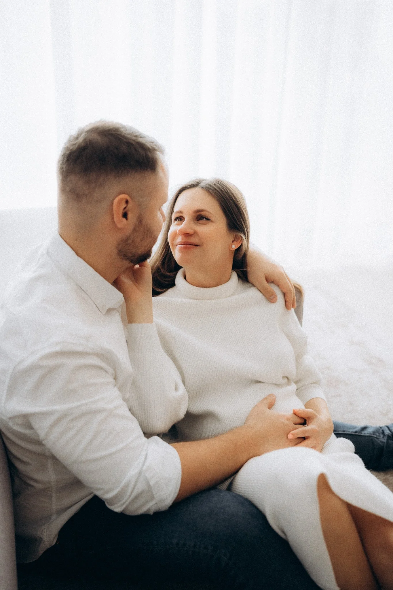 Přirozený těhotenský portrét páru doma v Praze