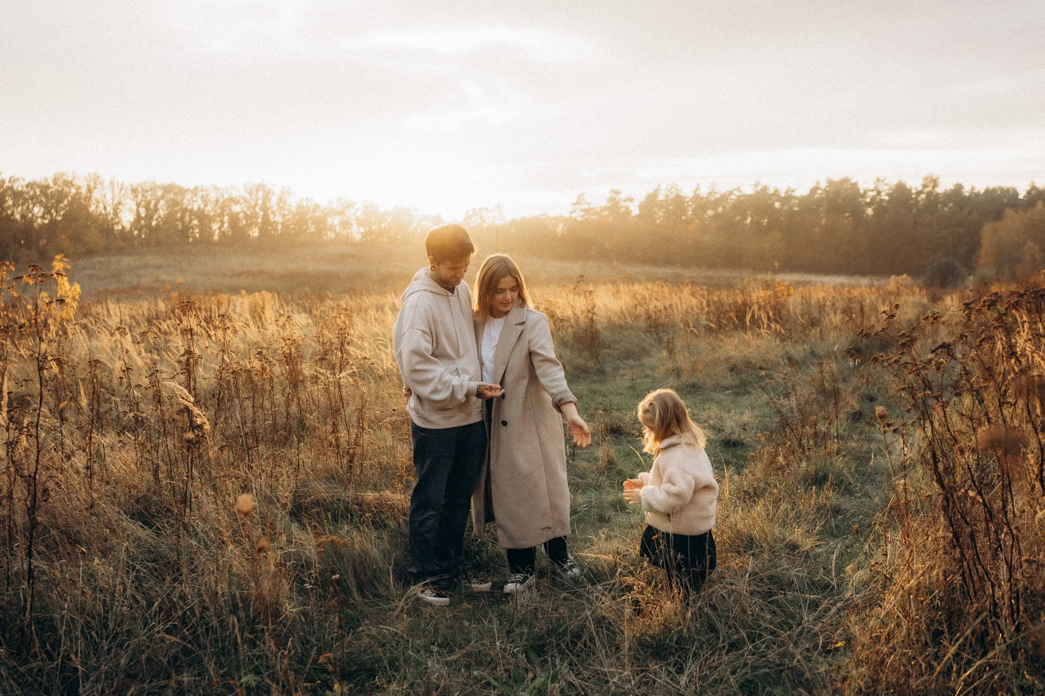 Rodinné focení maminky, tatínka a dcery při západu slunce v přírodě v Teplicích