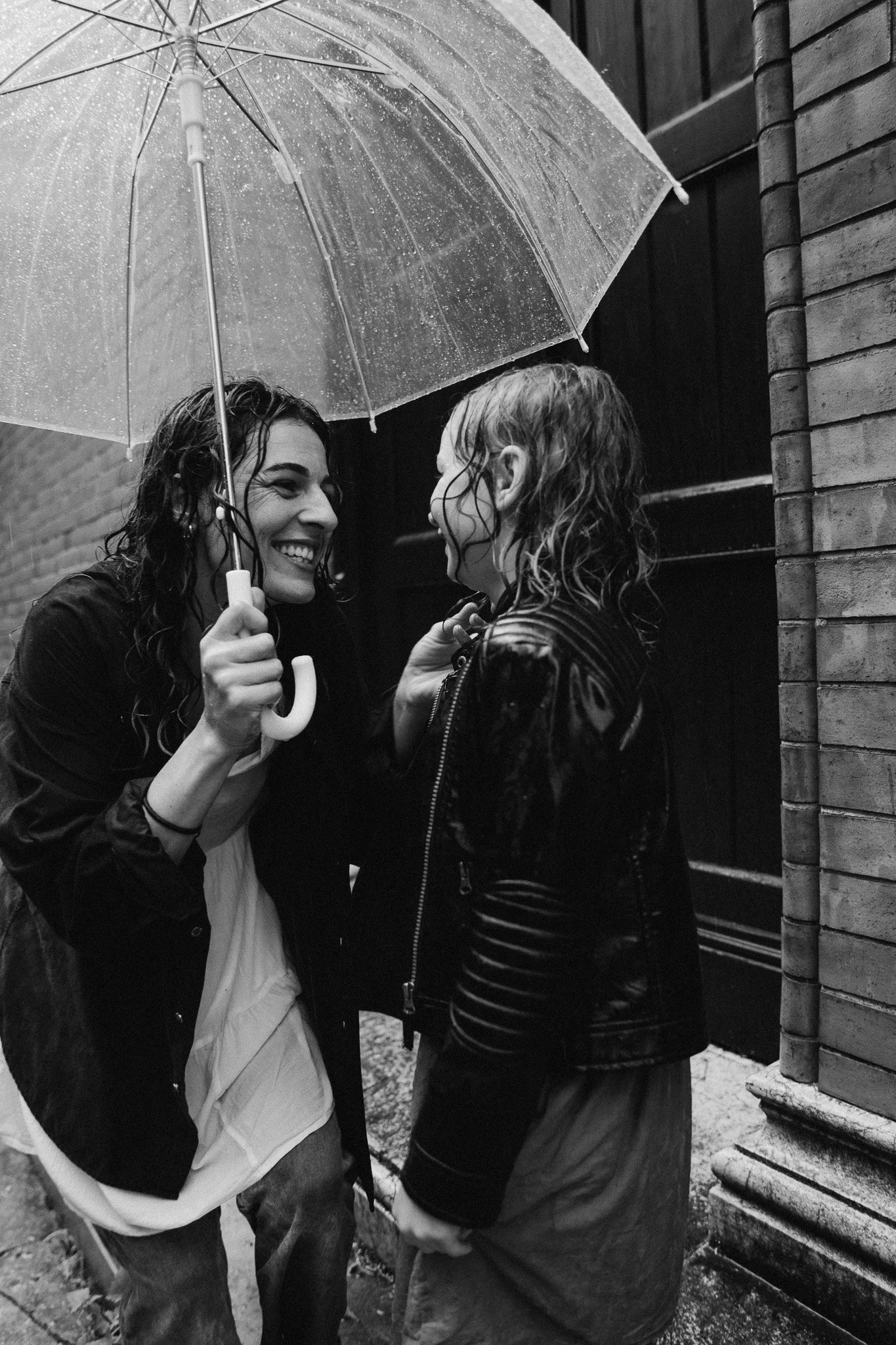 Přirozený portrét maminky s dcerou v dešti