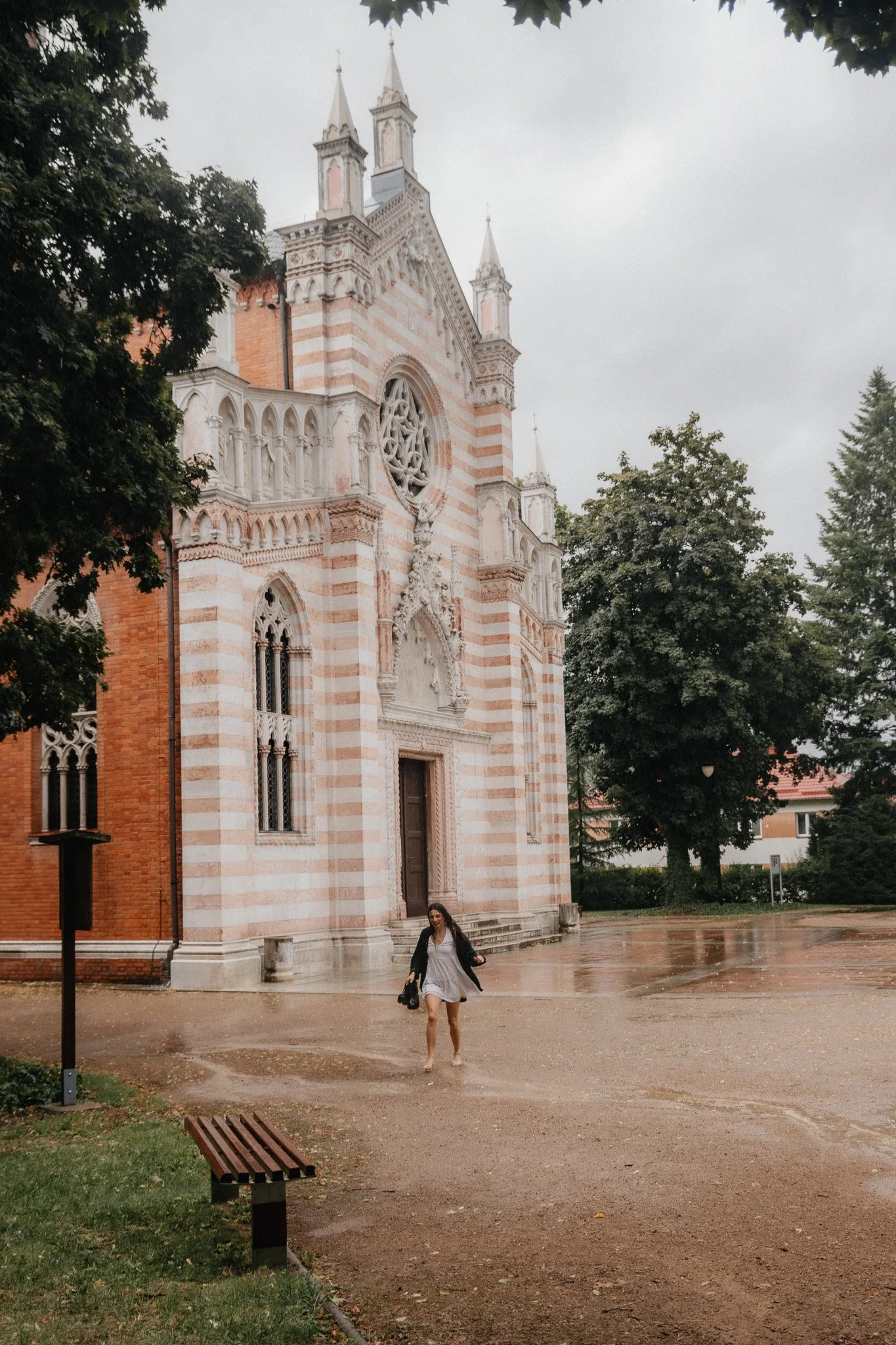 Maminka v dešti při rodinném focení