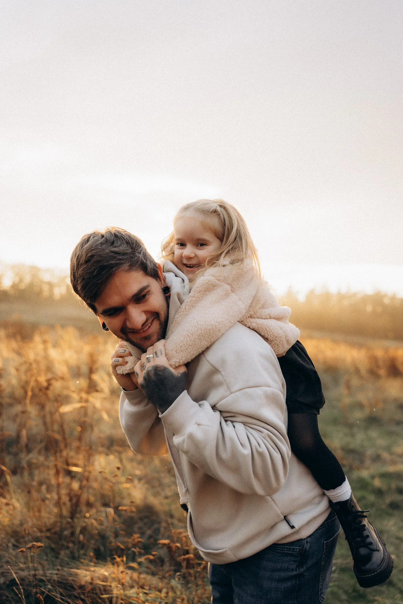 Rodinné focení v přírodě s jemným večerním světlem