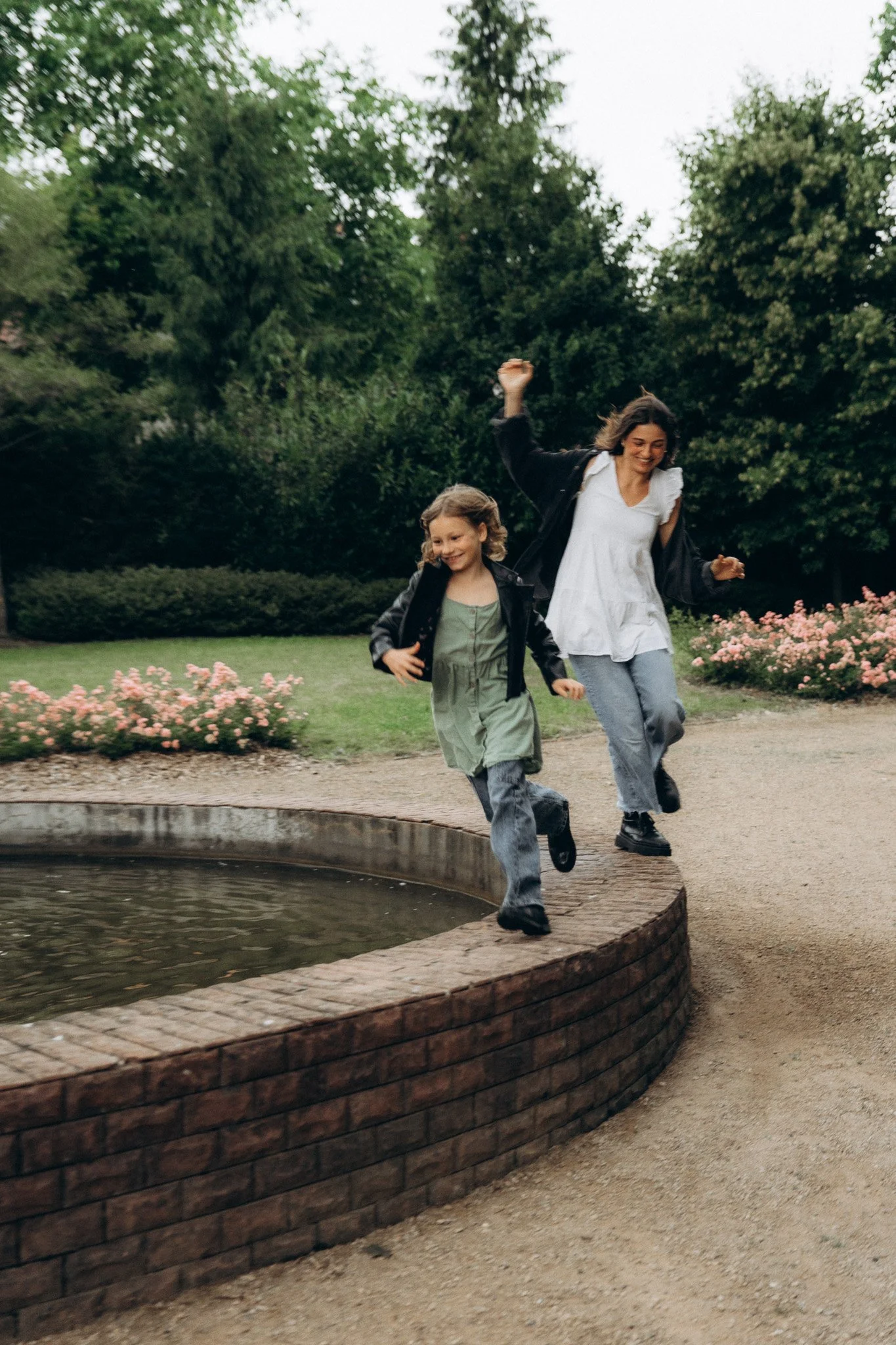 Rodinný moment maminky a dcery zachycený v deštivém počasí