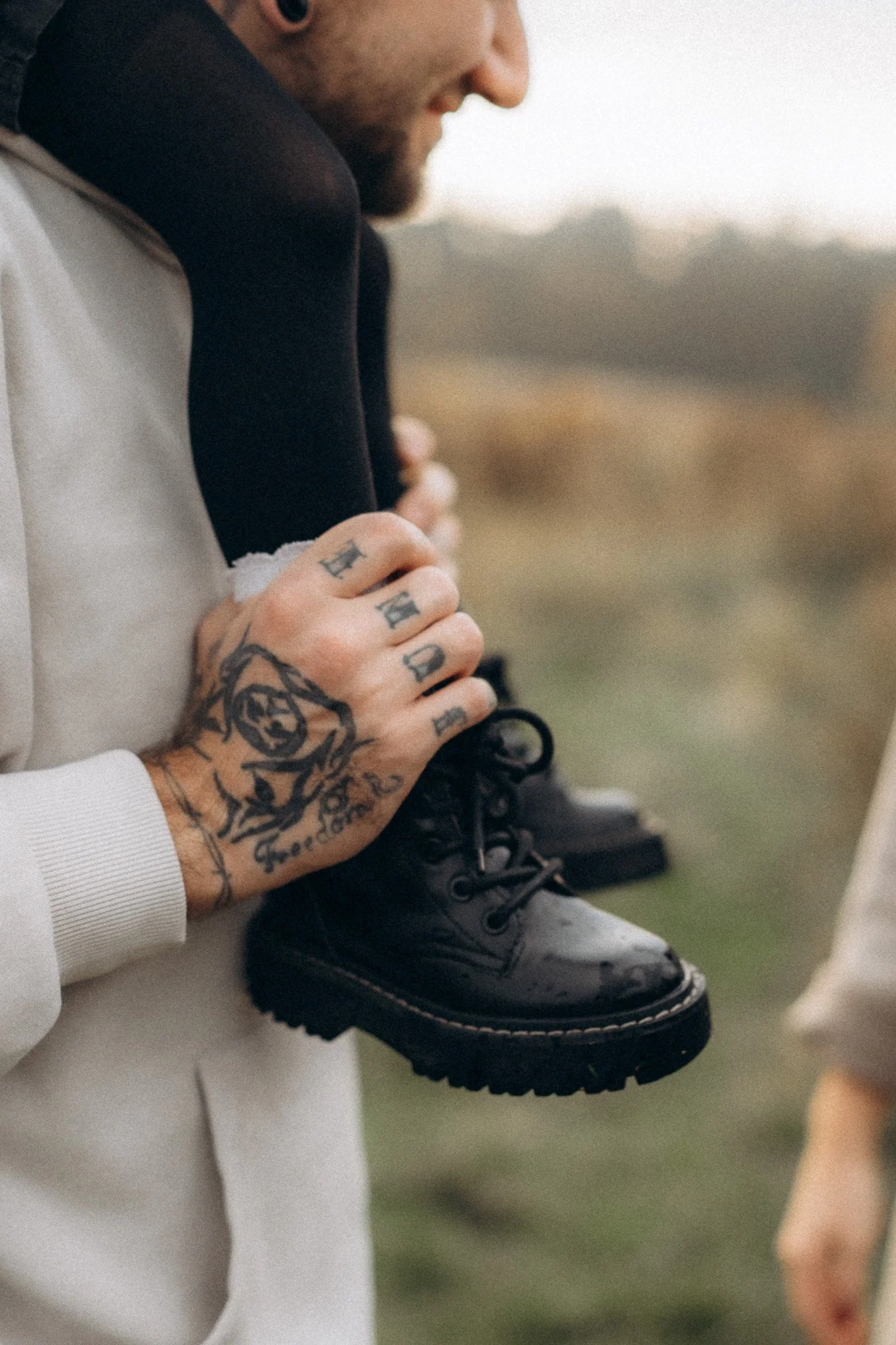 Jemný detail při rodinném focení v podvečerním okamžiku