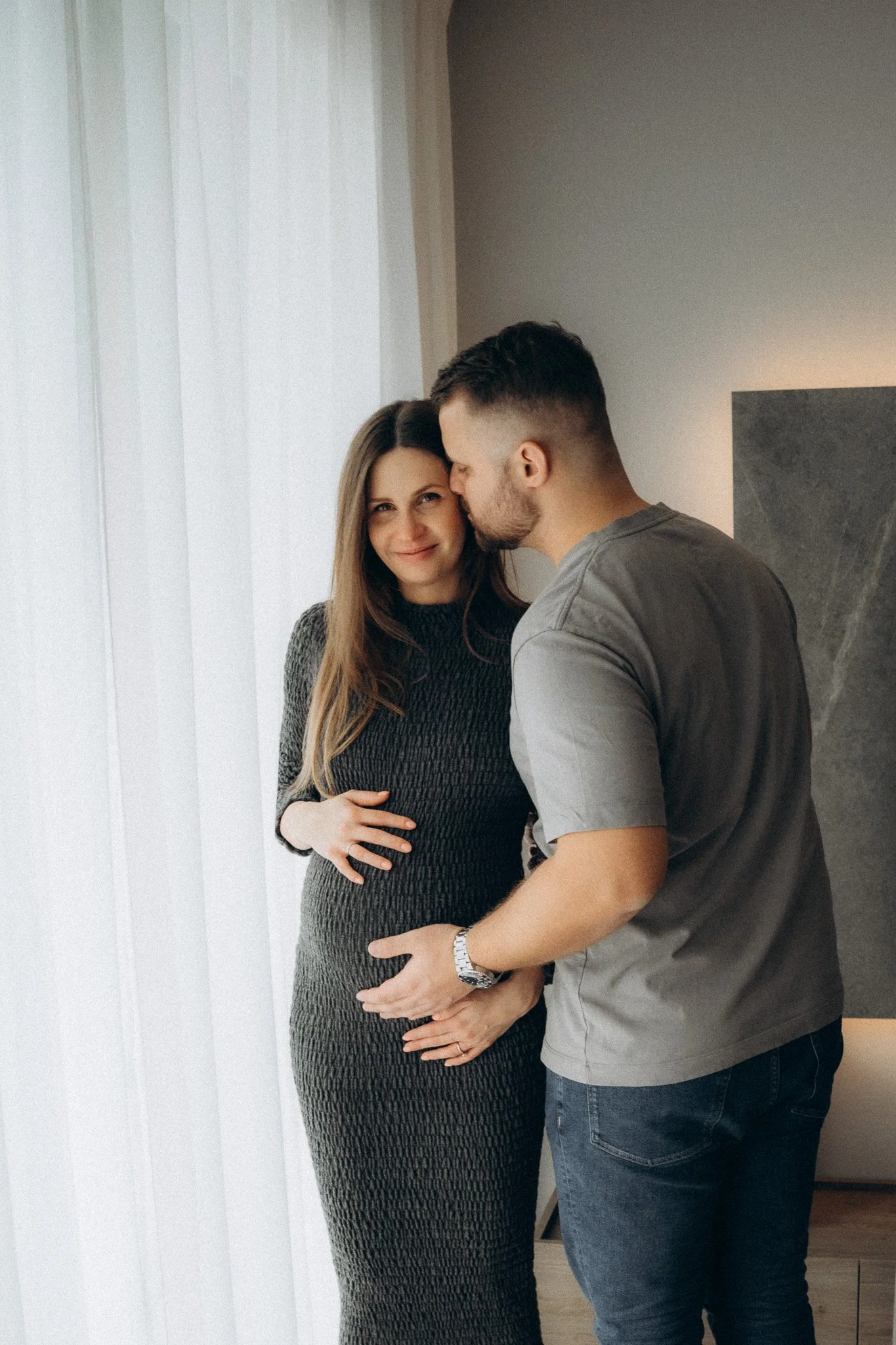 Přirozený těhotenský portrét v domácím světle