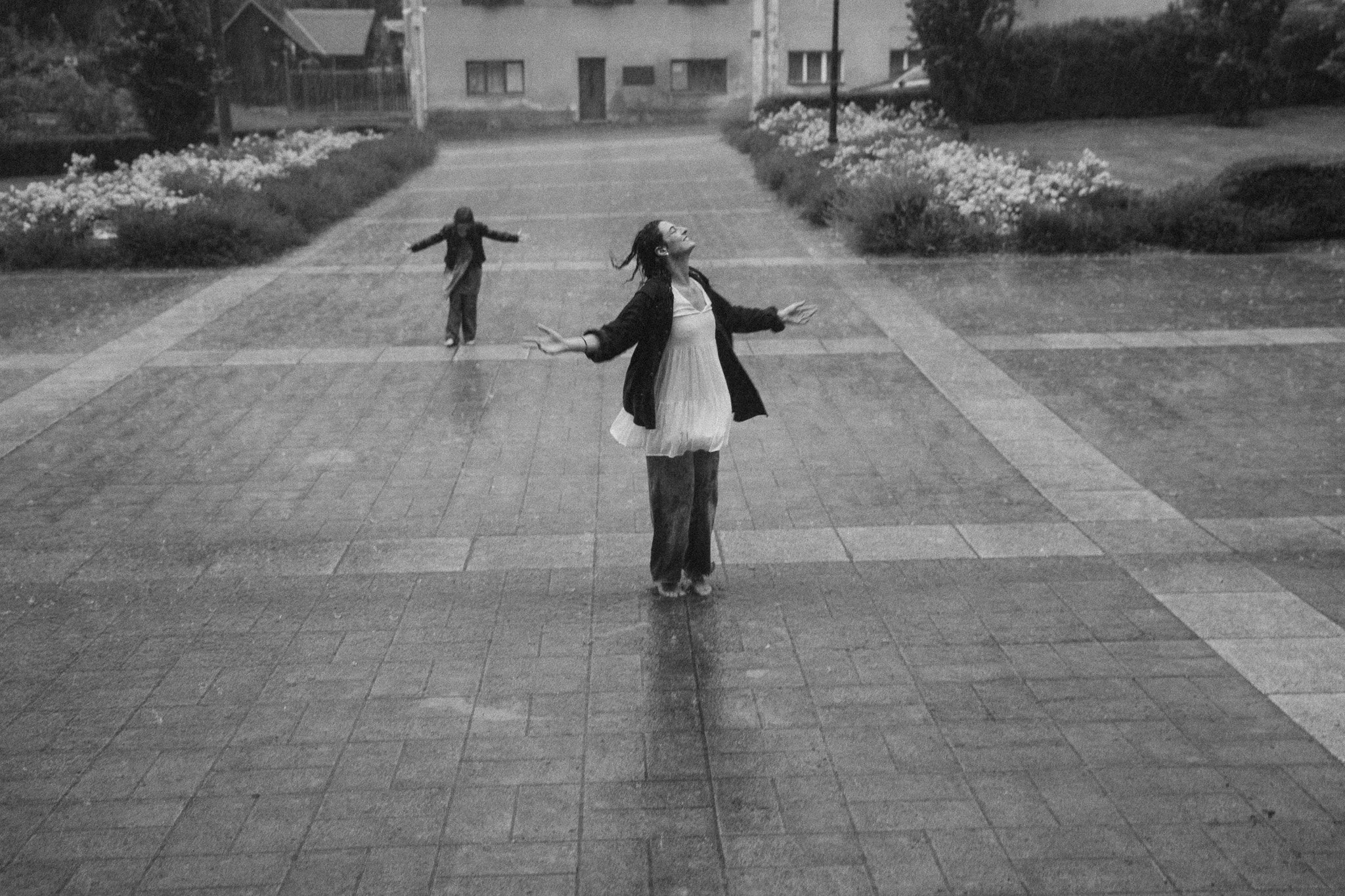 Spontánní moment maminky a dcery zachycený při focení v dešti