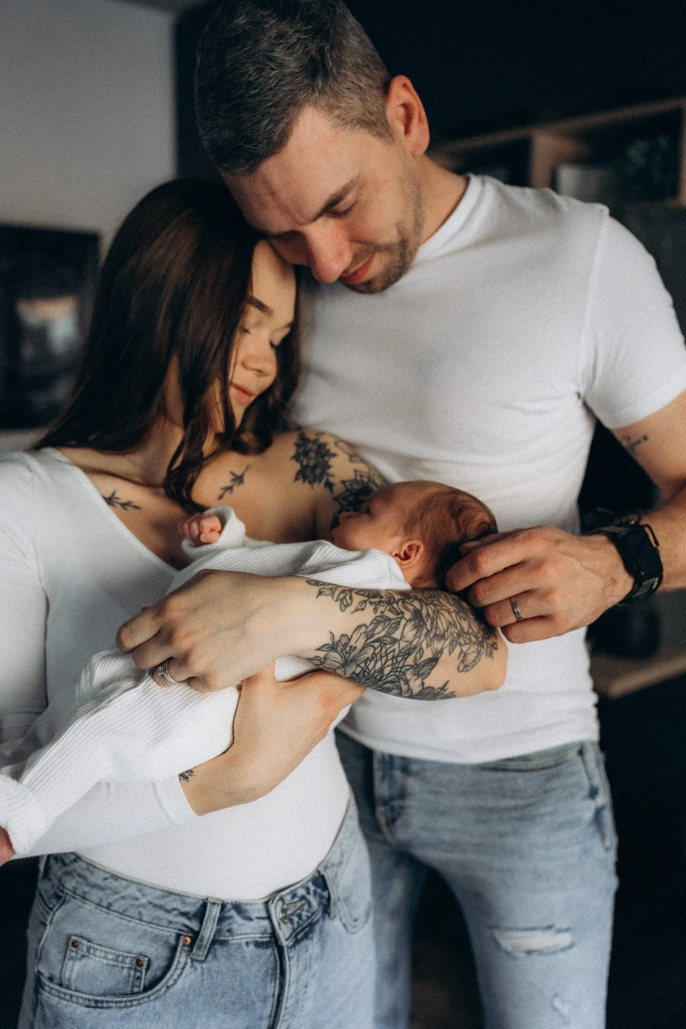 Novorozenecký portrét rodičů s dítětem doma