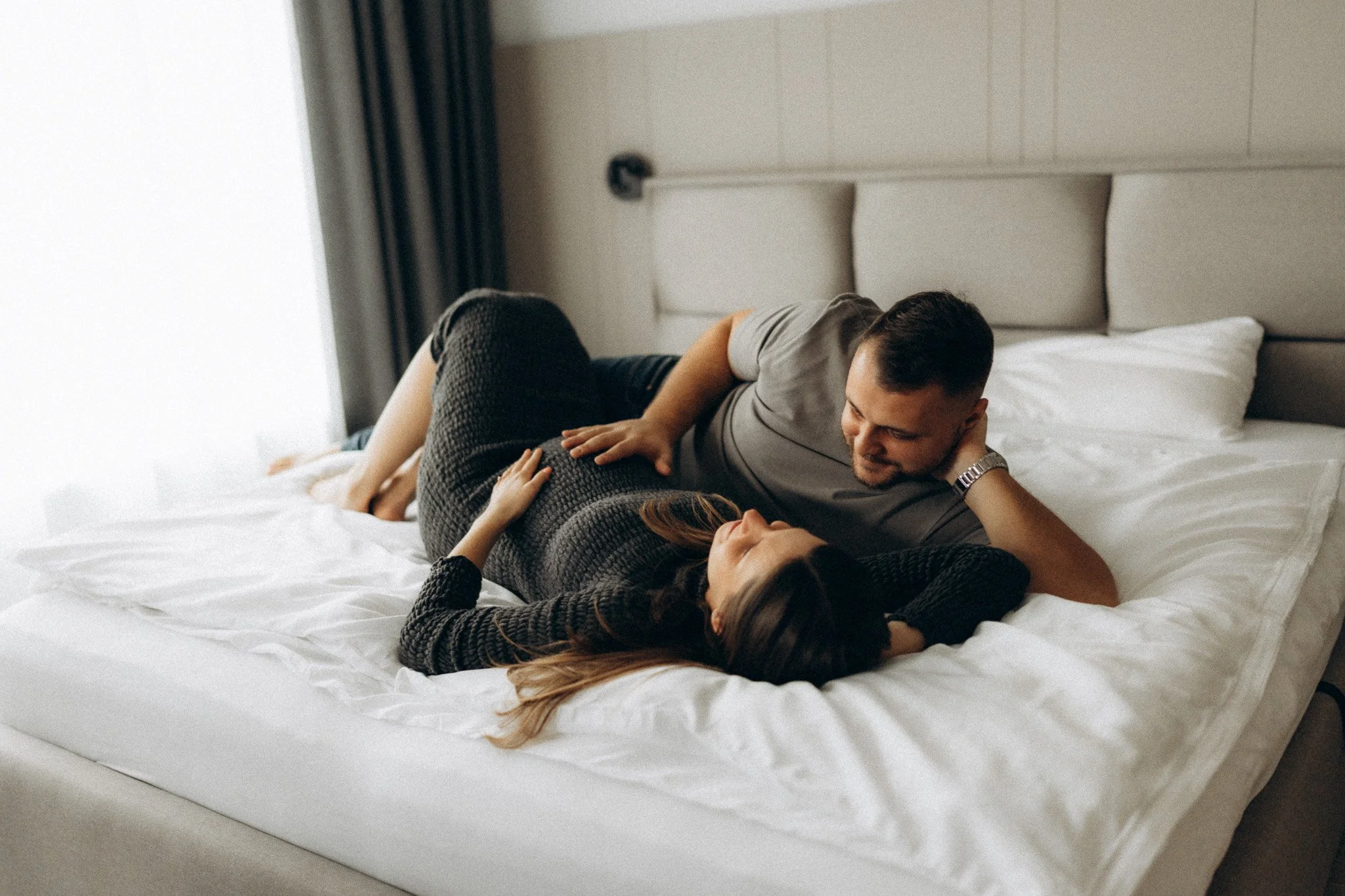 Těhotenské focení v čistém a světlém bytě