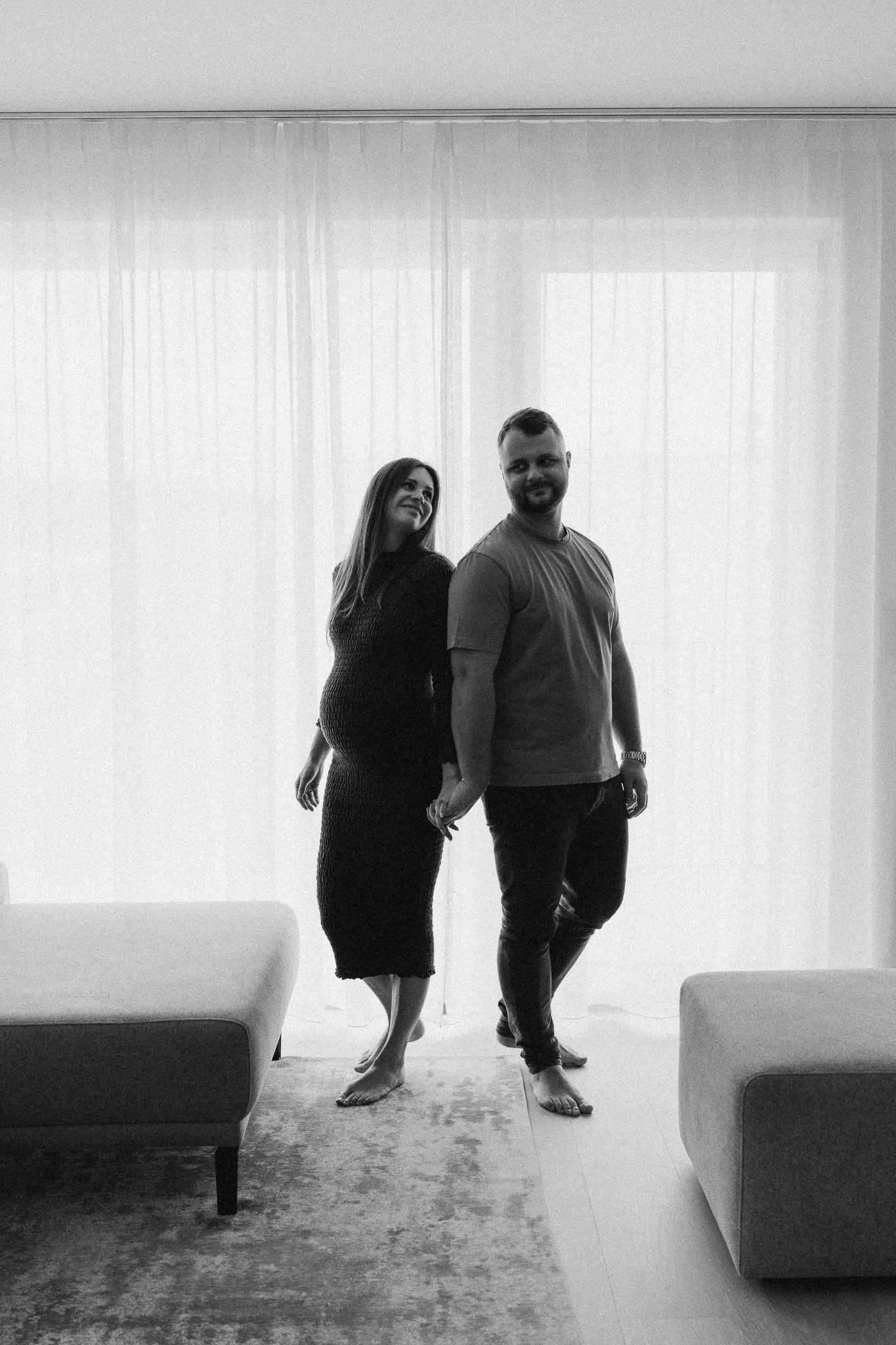 Přirozené momenty páru během těhotenského focení