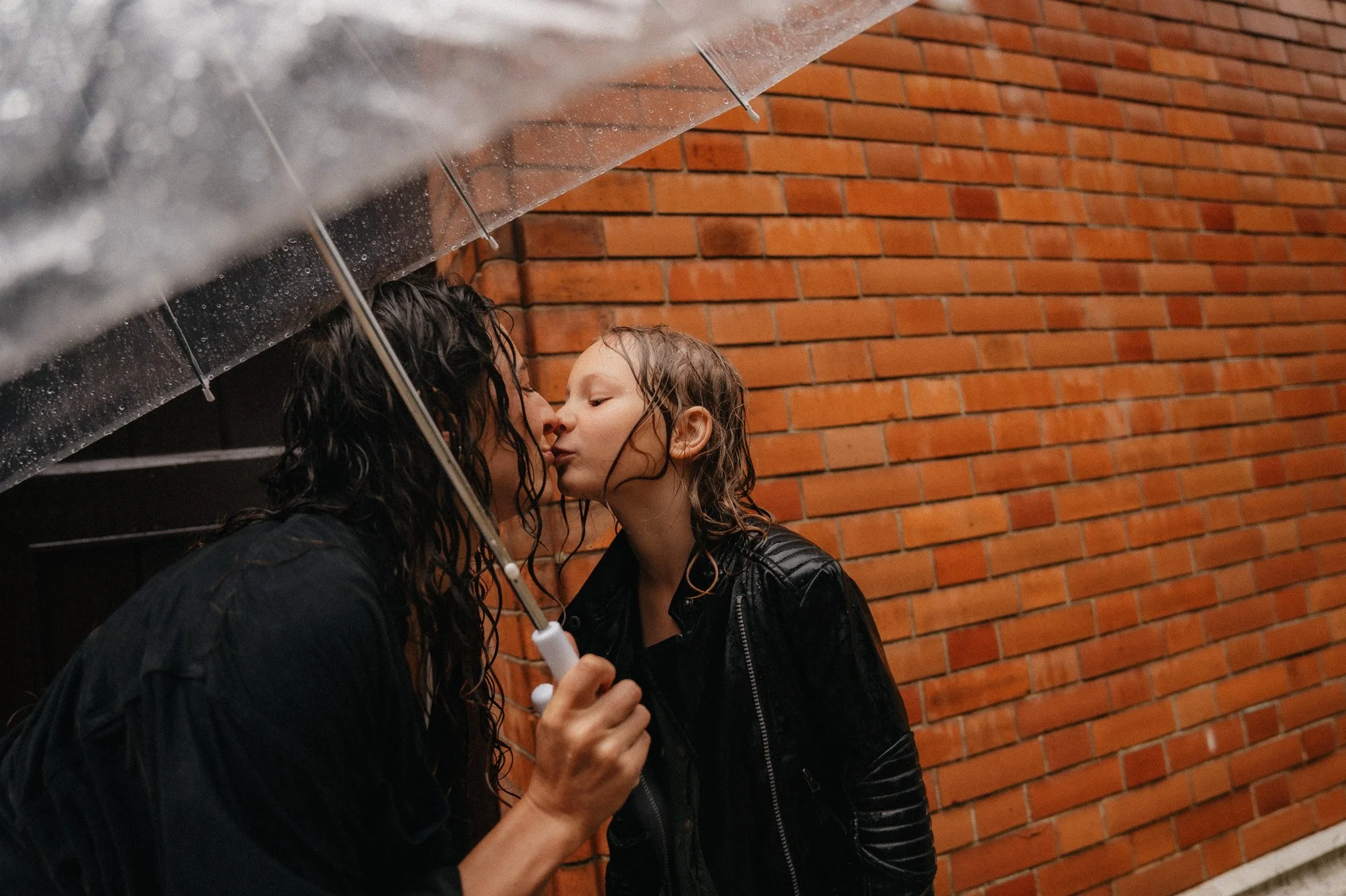 Maminka a dcera zachycené při přirozeném focení v deštivém počasí